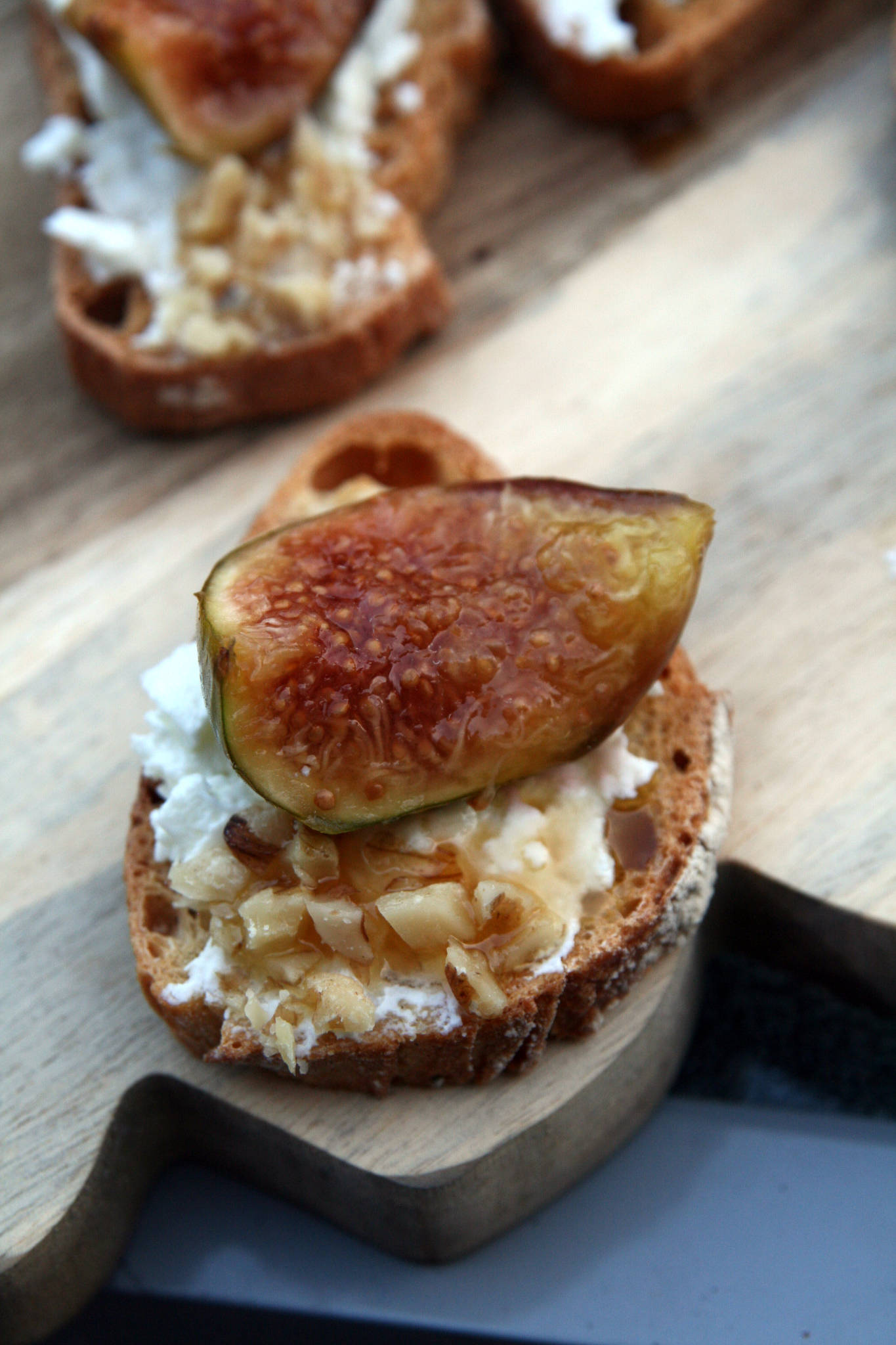 Toasts de brebis et figue rôtie au miel