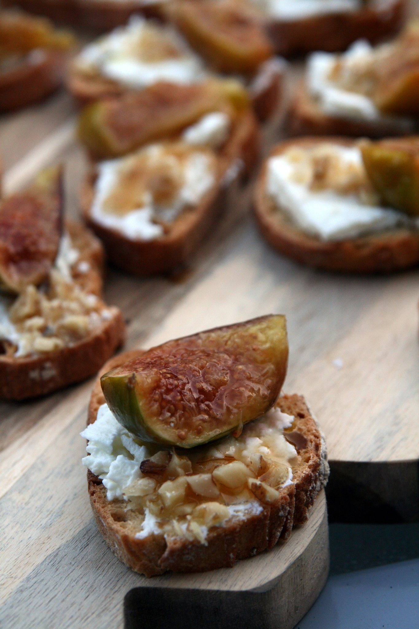 Toasts de brebis et figue rôtie au miel