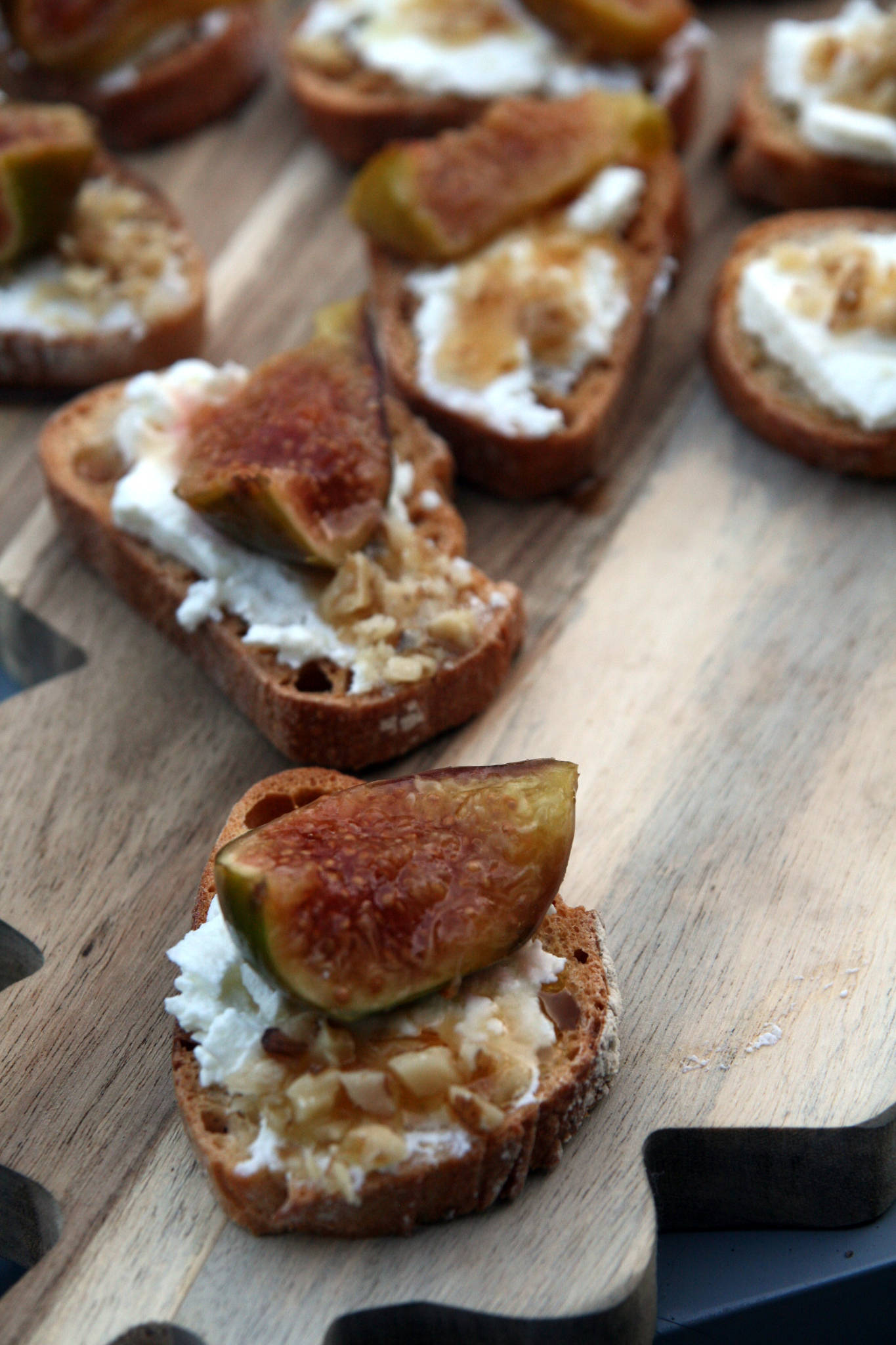 Toasts de brebis et figue rôtie au miel