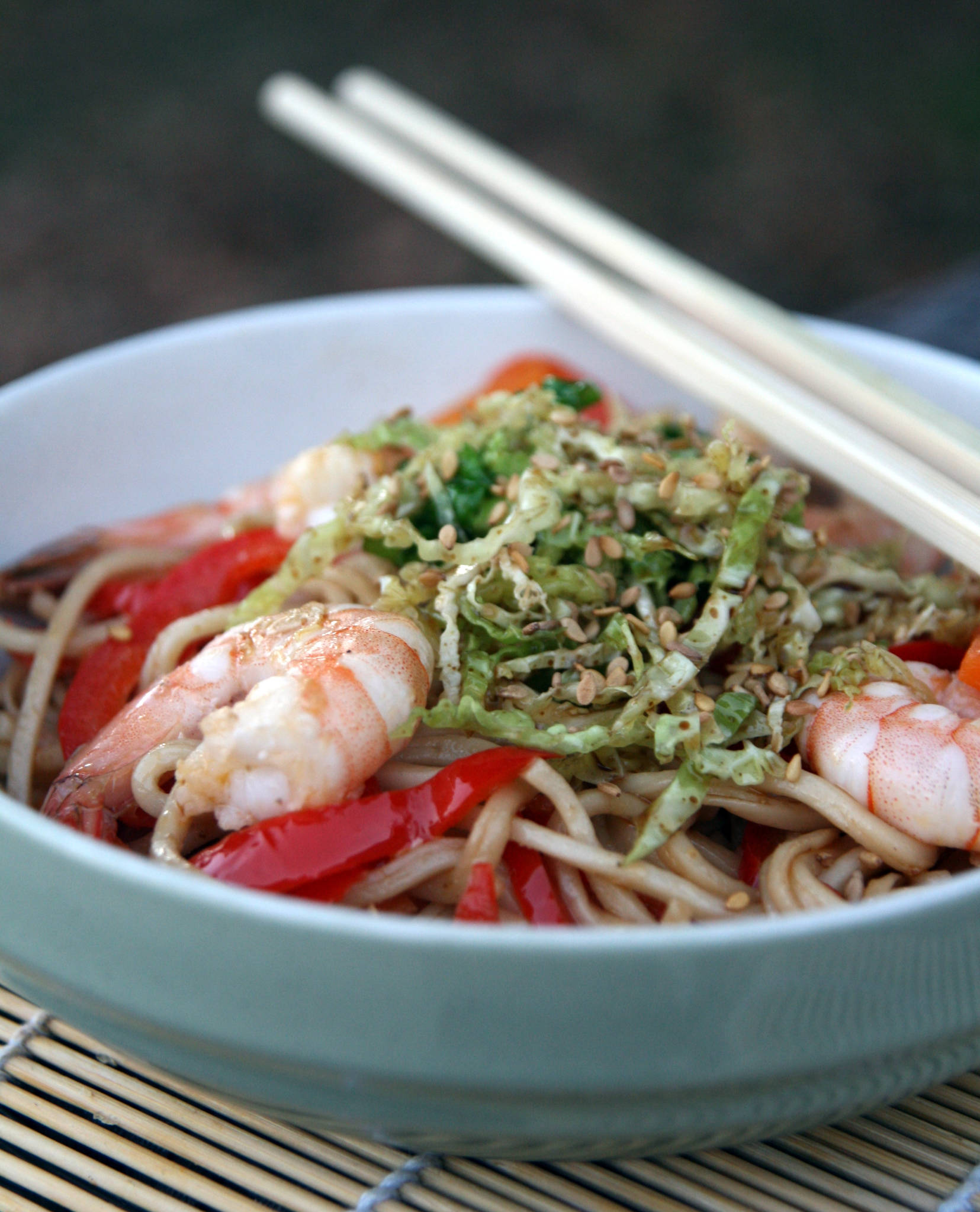 Nouilles sautées aux crevettes et légumes, chou mariné & sésame