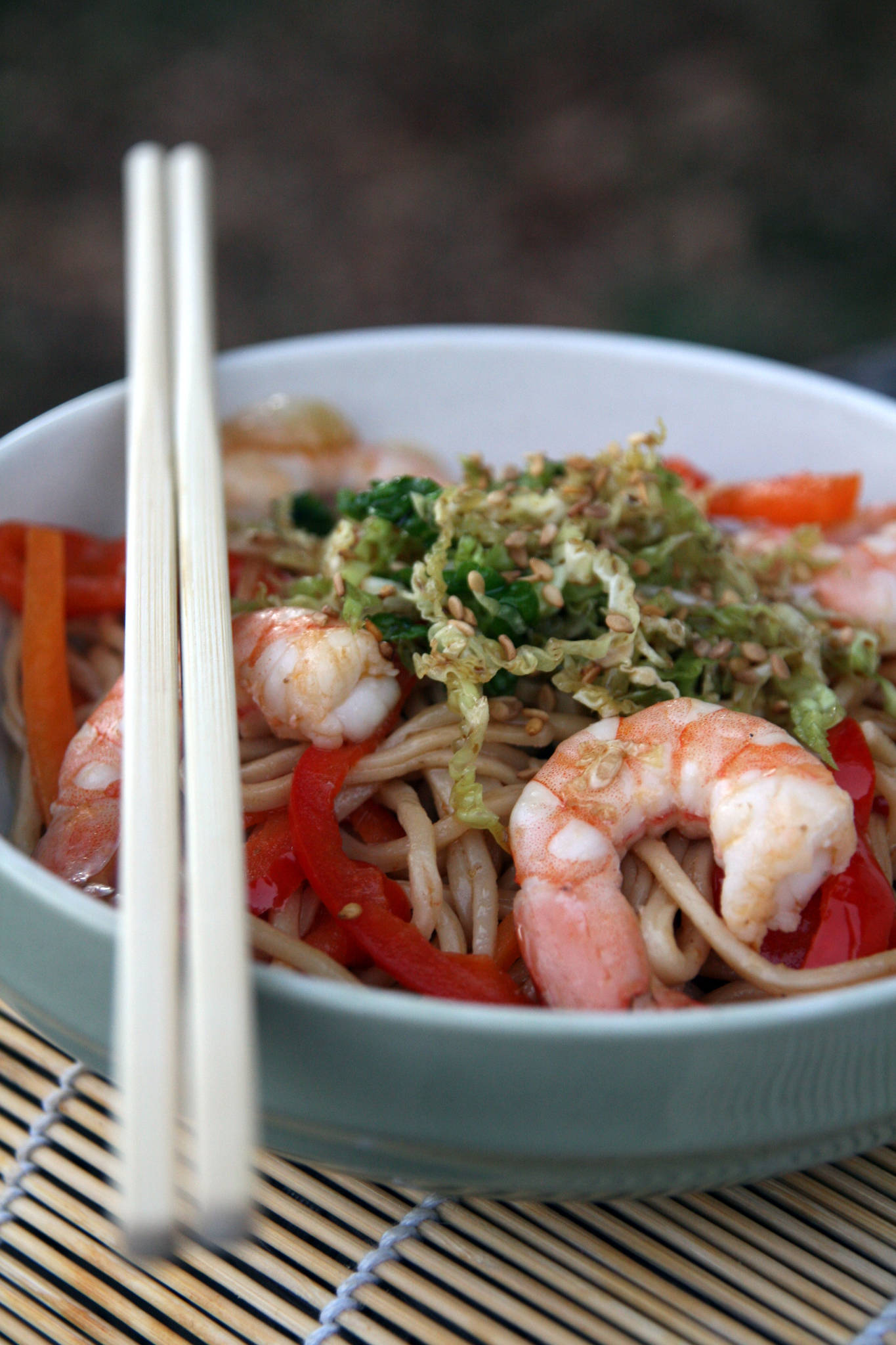 Nouilles sautées aux crevettes et légumes, chou mariné & sésame