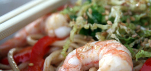 Nouilles sautées aux crevettes et légumes, chou mariné & sésame