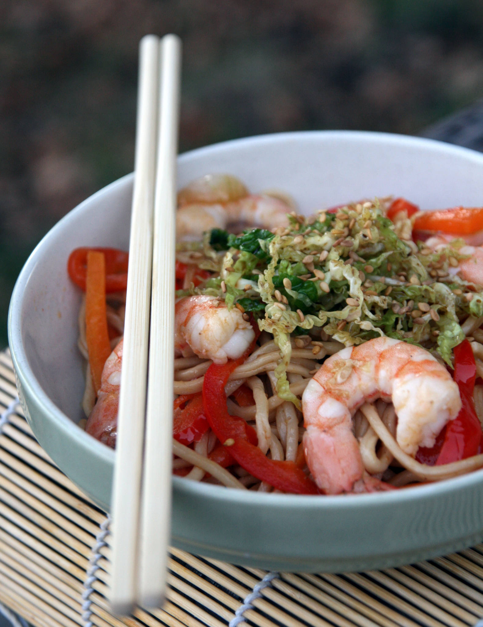 Nouilles sautées aux crevettes et légumes, chou mariné & sésame