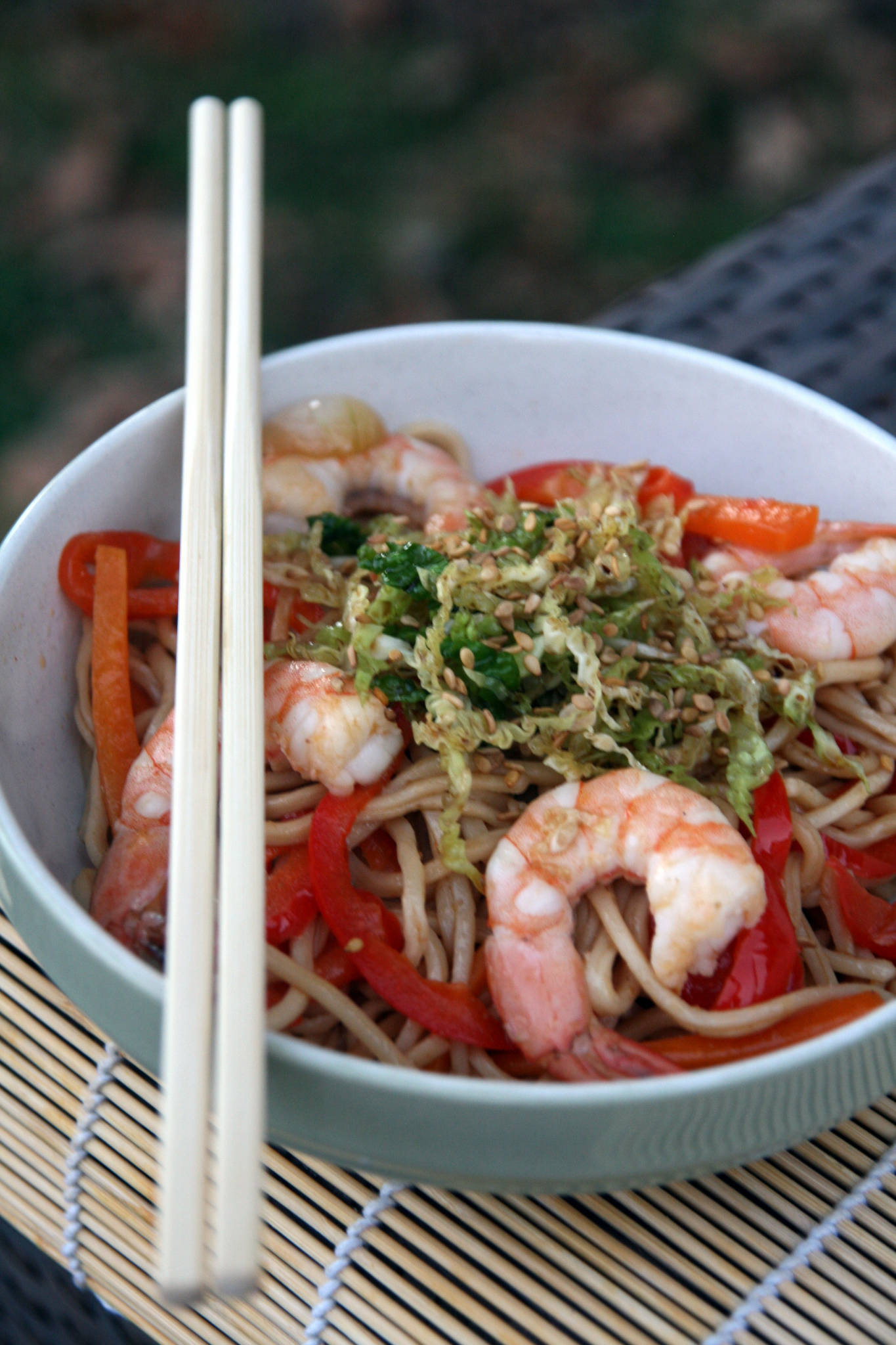 Nouilles sautées aux crevettes et légumes, chou mariné & sésame