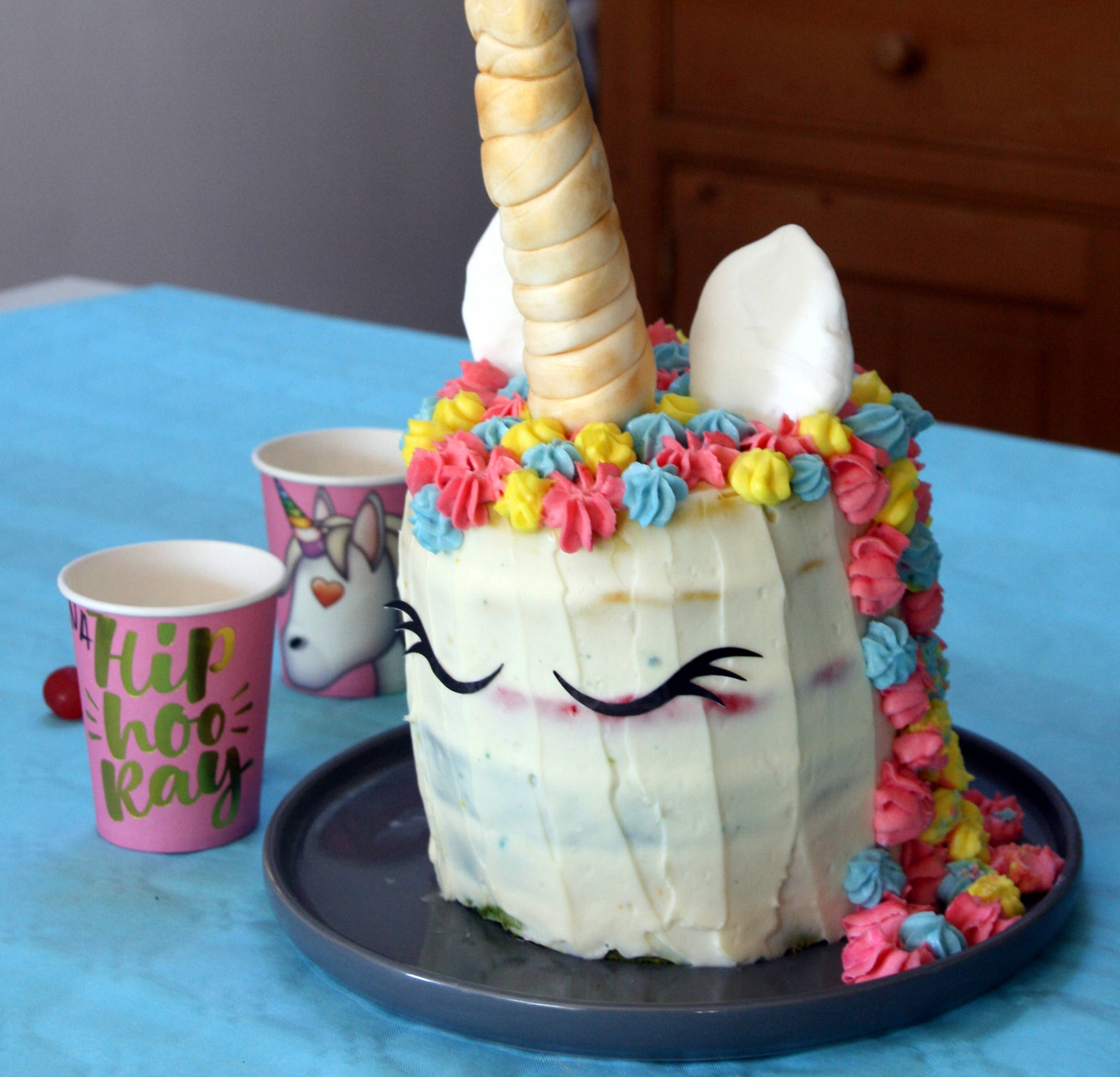 Rainbow cake licorne