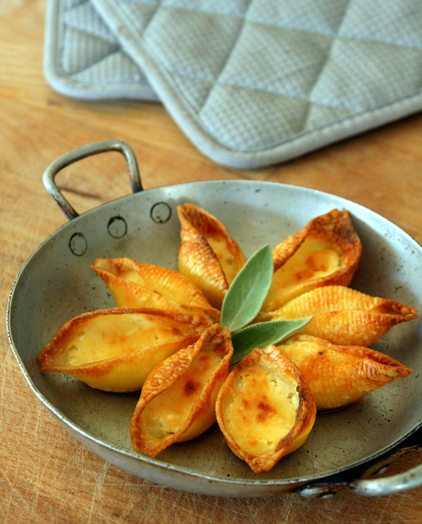 Conchiglie à la ricotta et à la crème infusée à la sauge