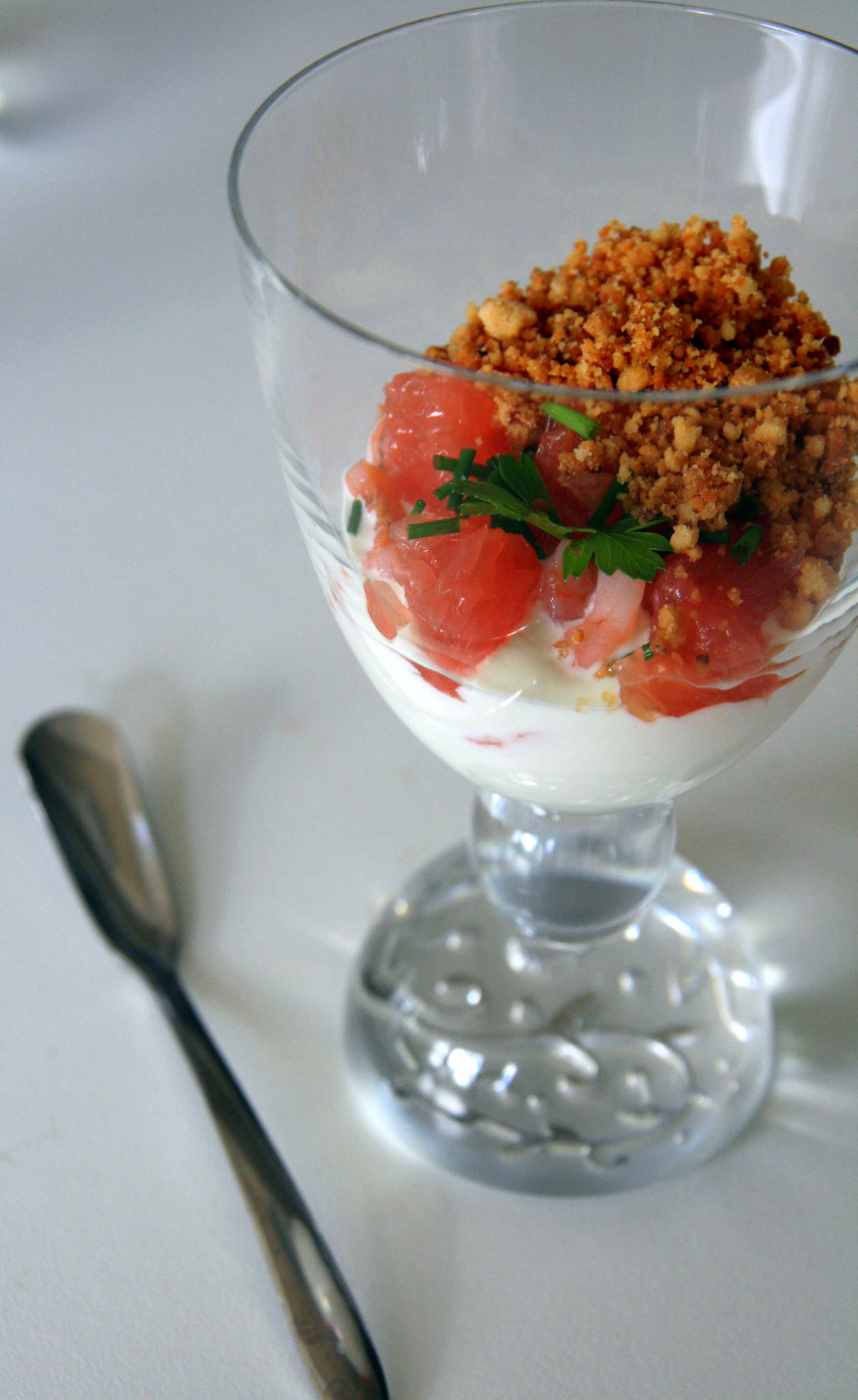 Verrines de crevettes et pamplemousse, lit de Fjørd citronné