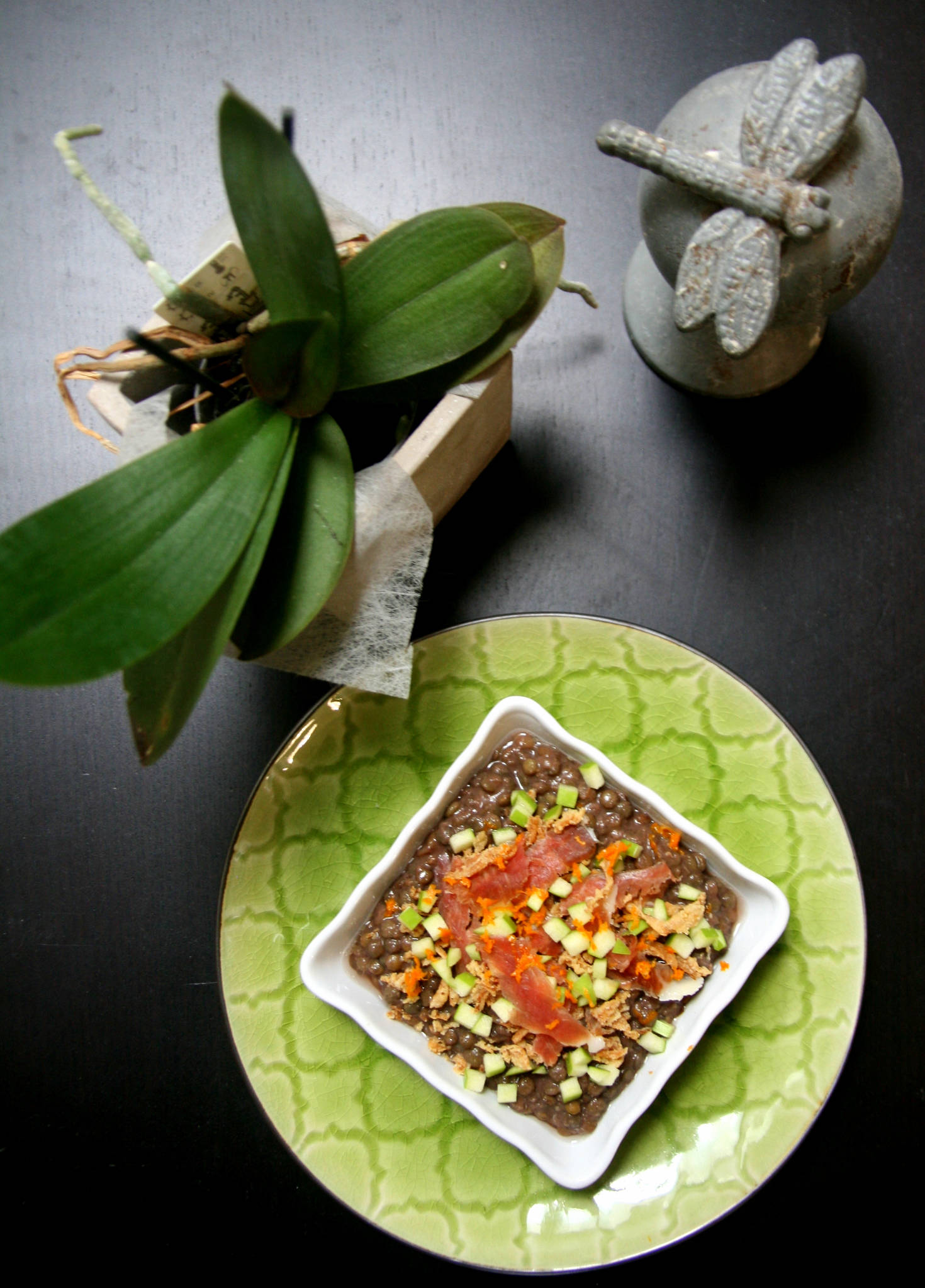 Salade de lentilles, jambon, pomme et oignons frits