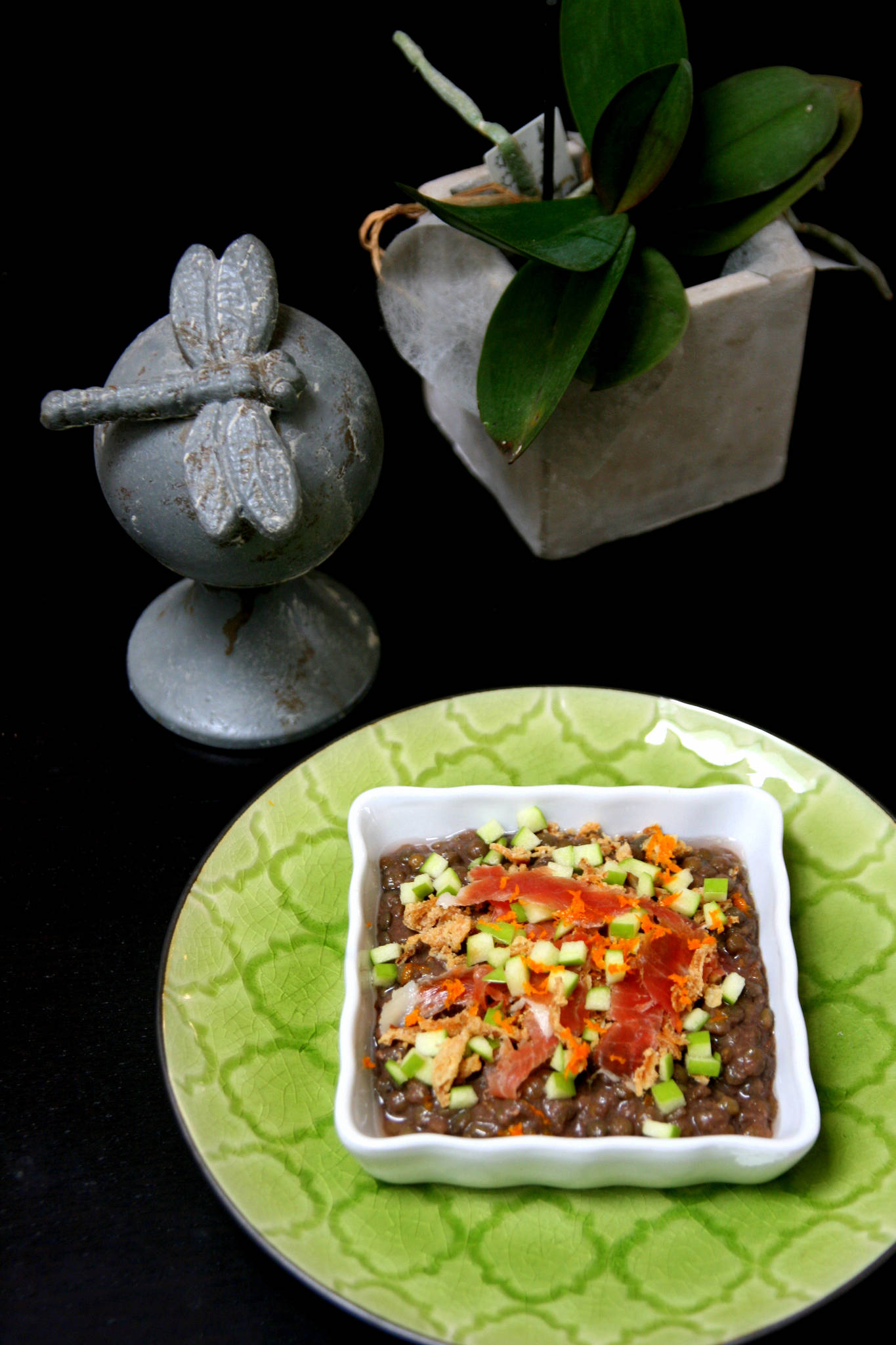 Salade de lentilles, jambon, pomme et oignons frits