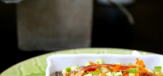 Salade de lentilles, jambon, pomme et oignons frits