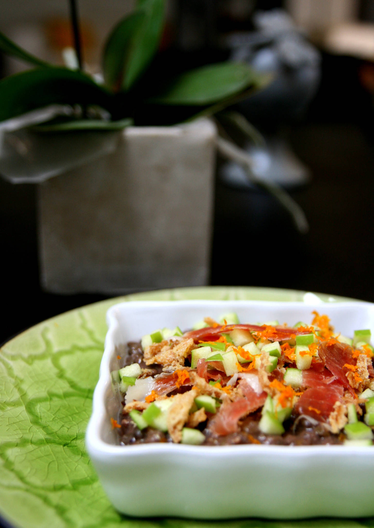 Salade de lentilles, jambon, pomme et oignons frits