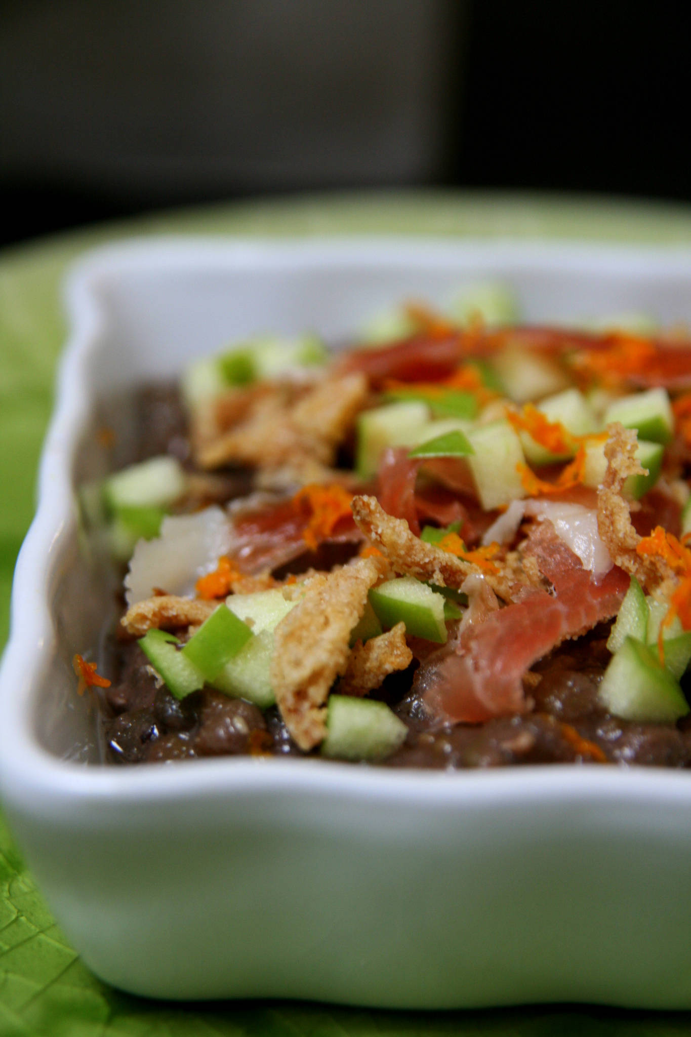 Salade de lentilles, jambon, pomme et oignons frits