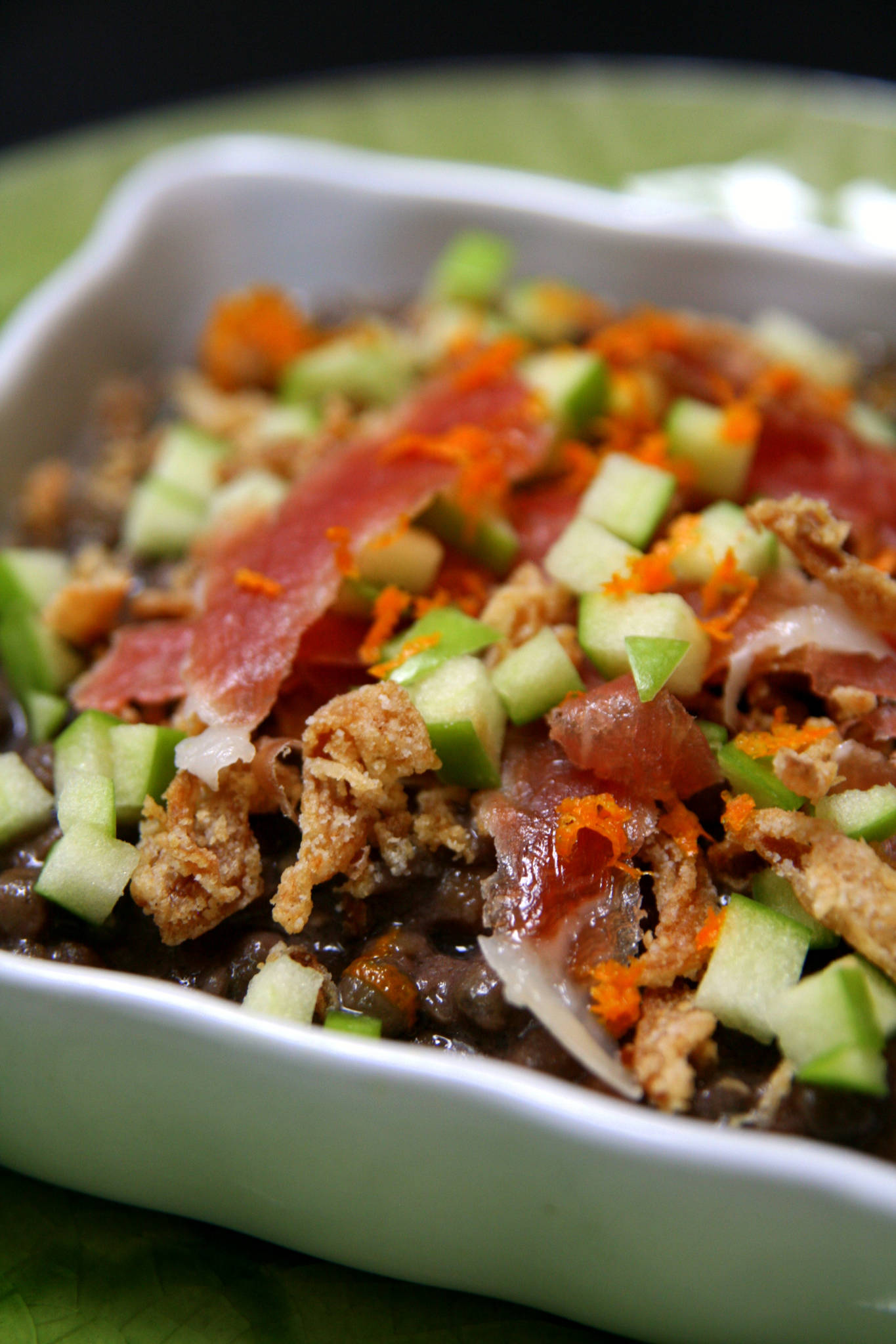 Salade de lentilles, jambon, pomme et oignons frits