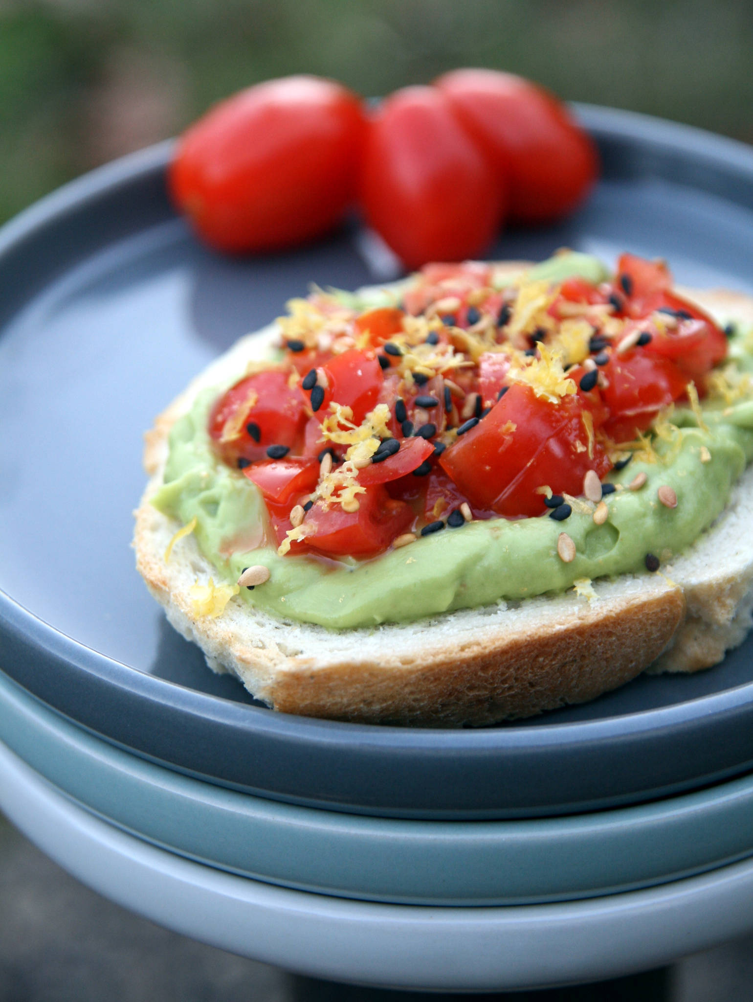 Tartine d'avocat crémeux et tartare de tomates-cerises