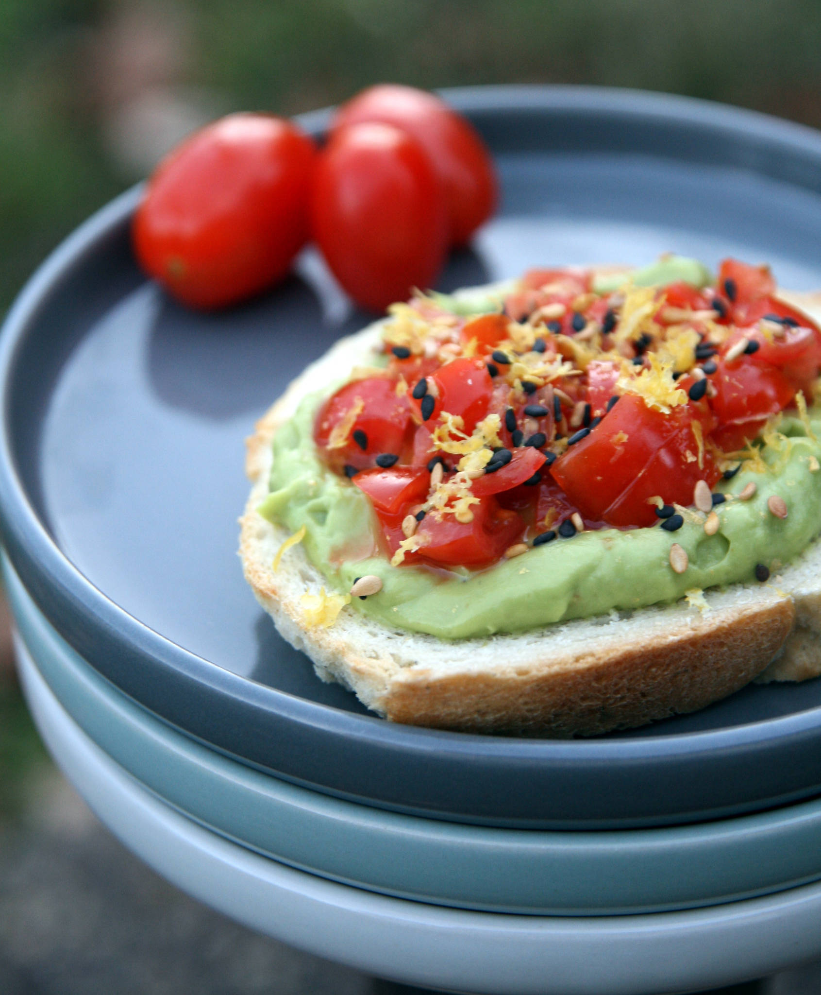 Tartine d'avocat crémeux et tartare de tomates-cerises