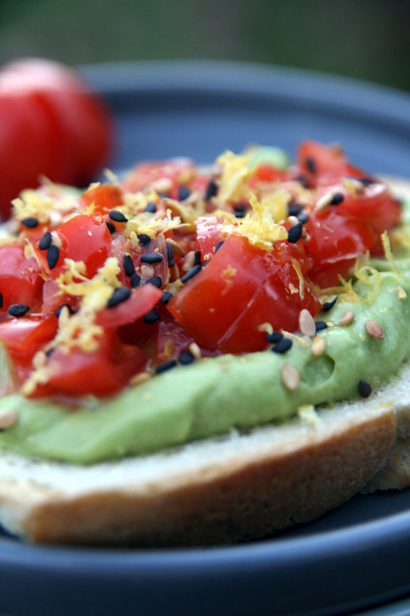 Tartine d'avocat crémeux et tartare de tomates-cerises