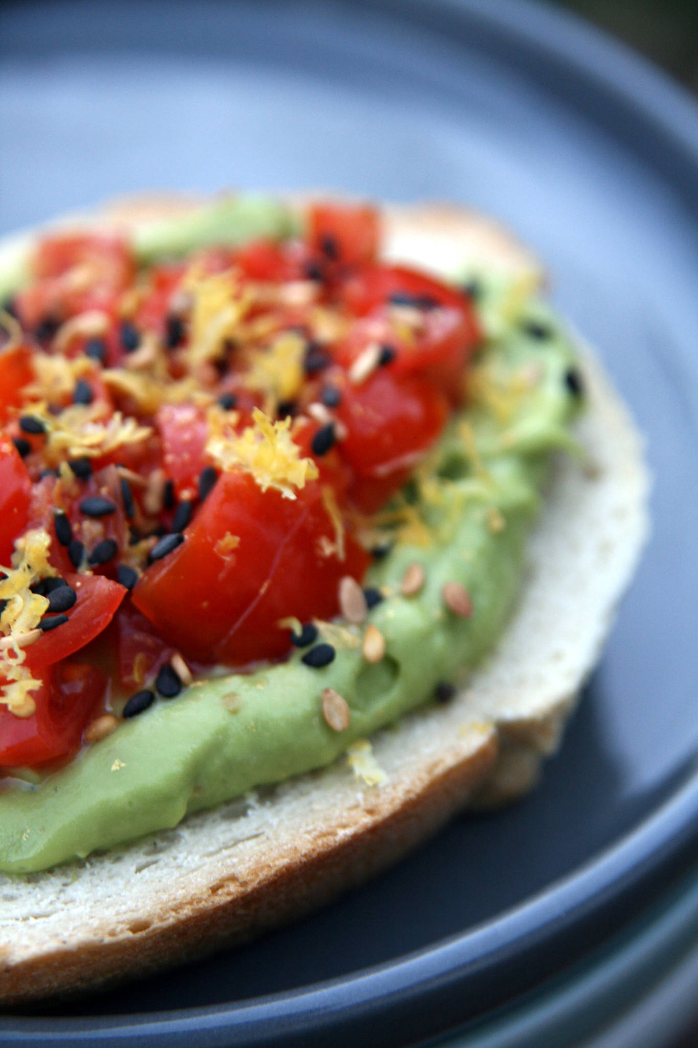 Tartine d'avocat crémeux et tartare de tomates-cerises