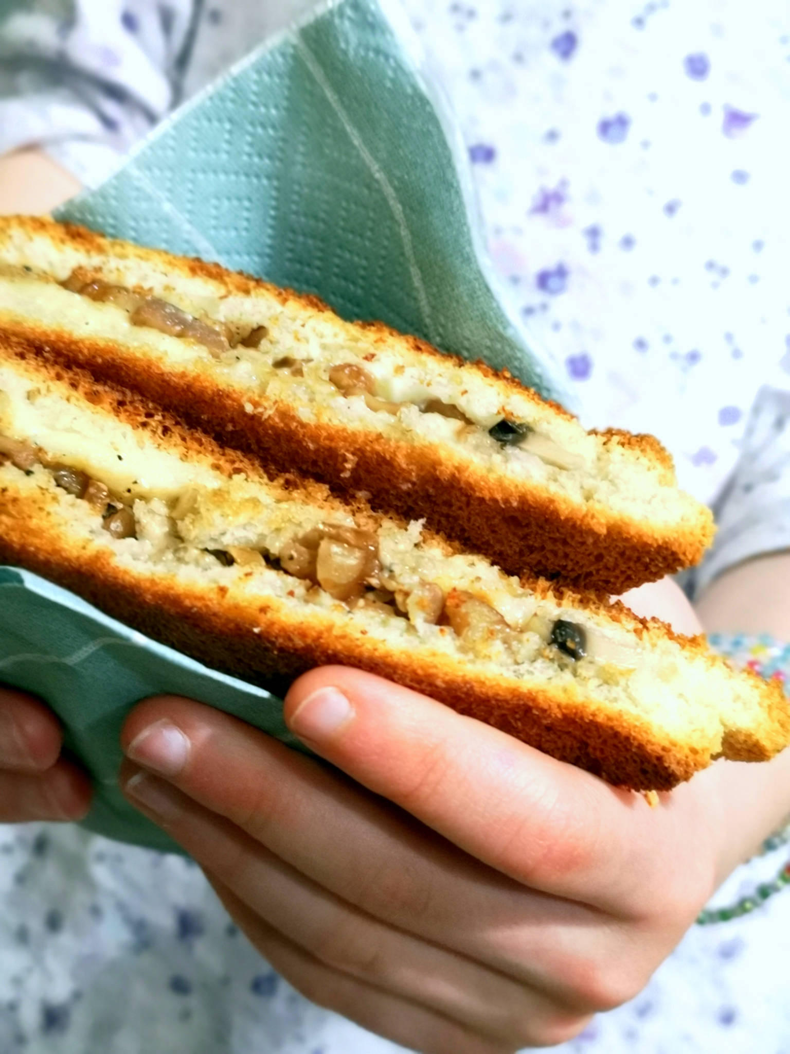 Croque végétarien aux champignons et aux noix