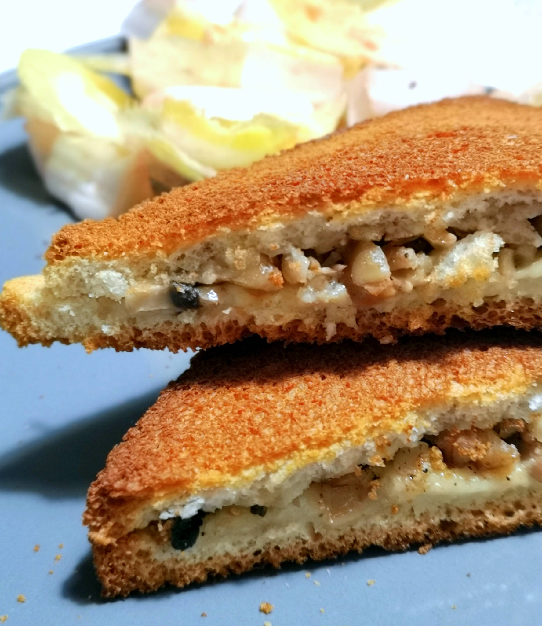 Croque végétarien aux champignons et aux noix