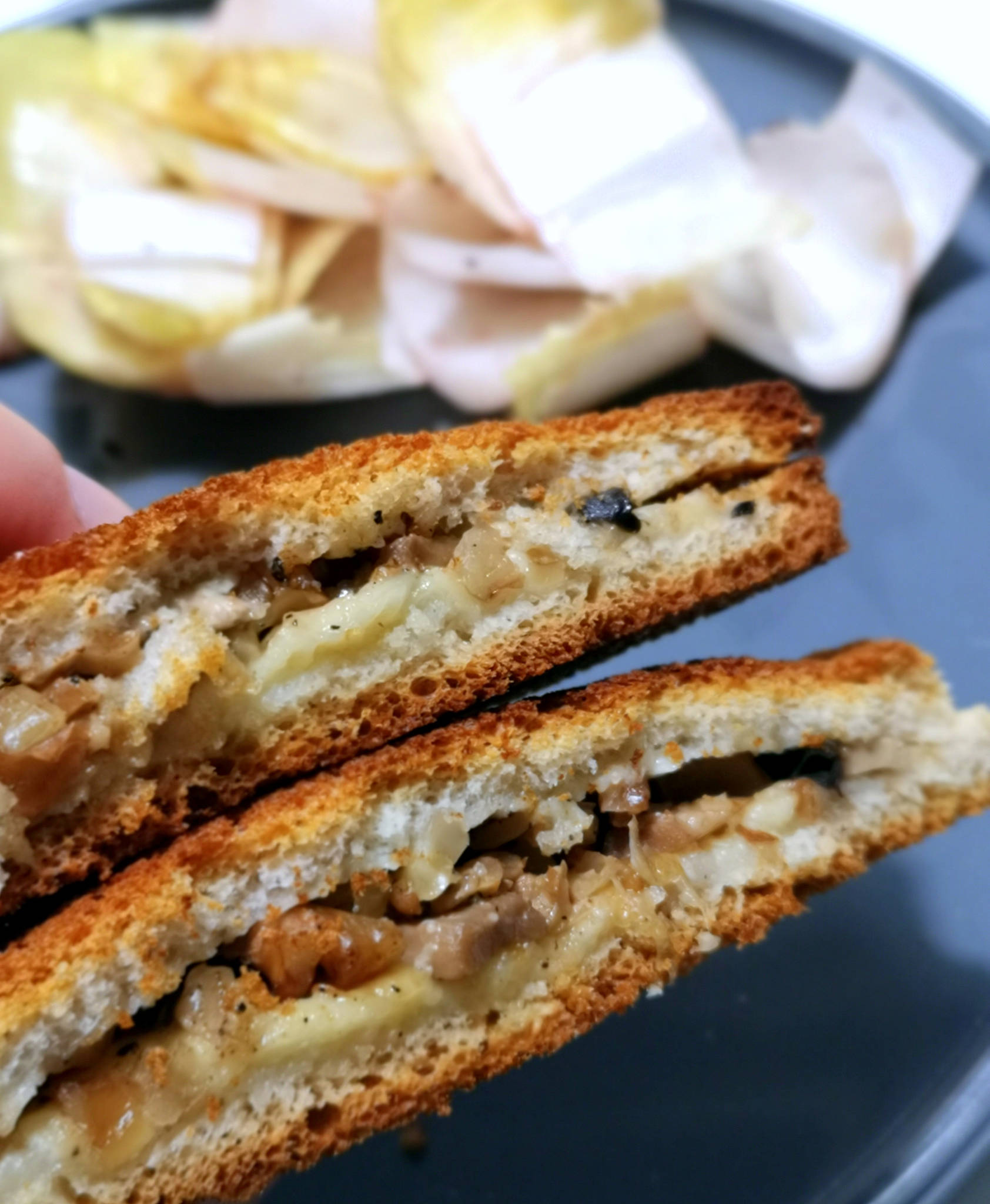 Croque végétarien aux champignons et aux noix