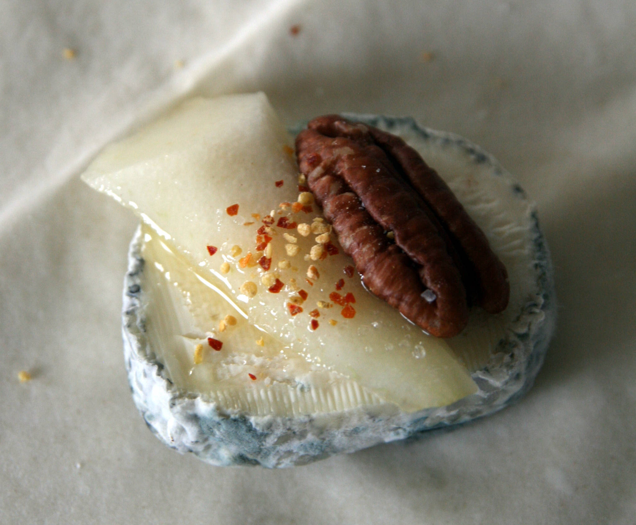 Triangle de filo au chèvre, miel, poire et pécan