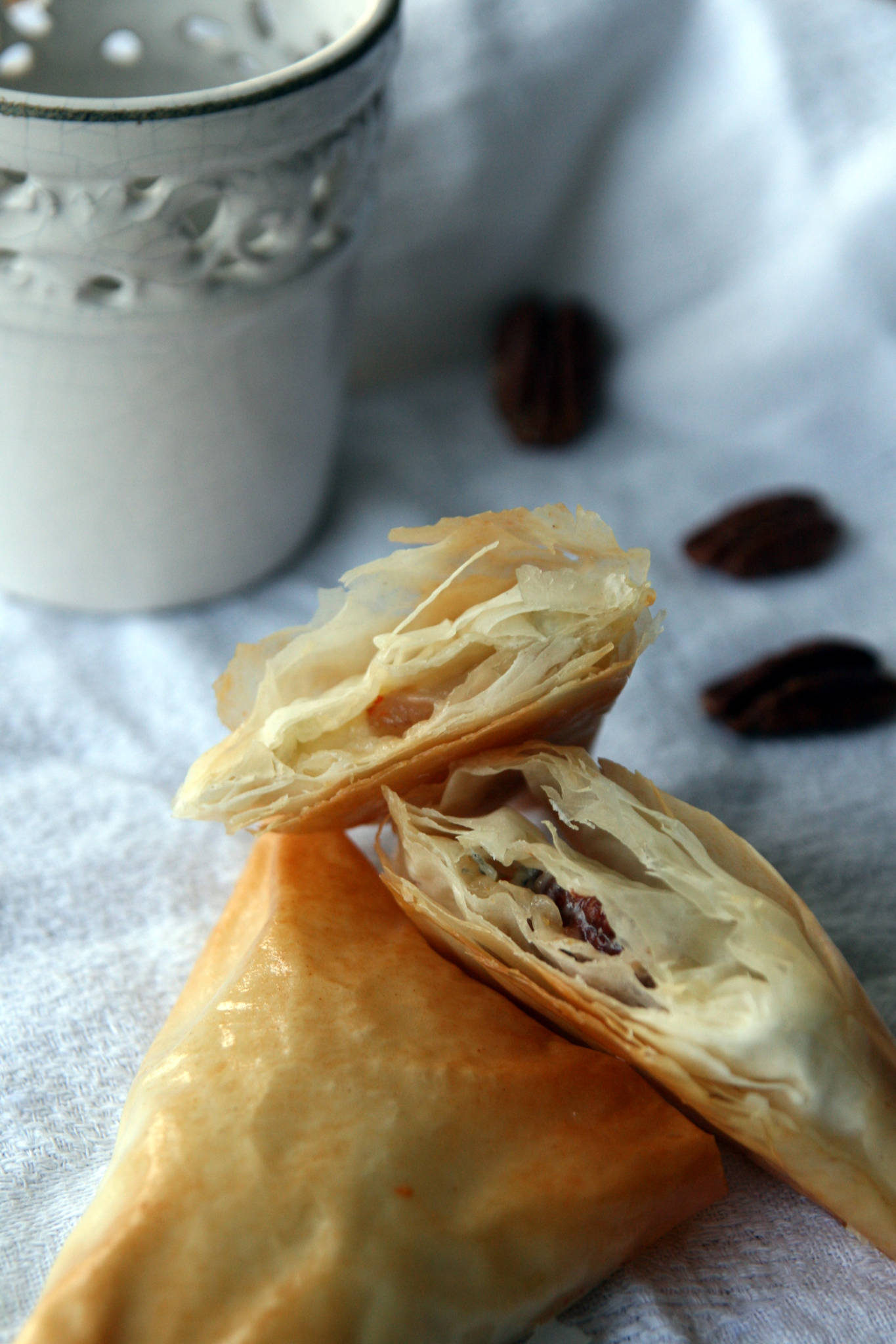 Triangle de filo au chèvre, miel, poire et pécan