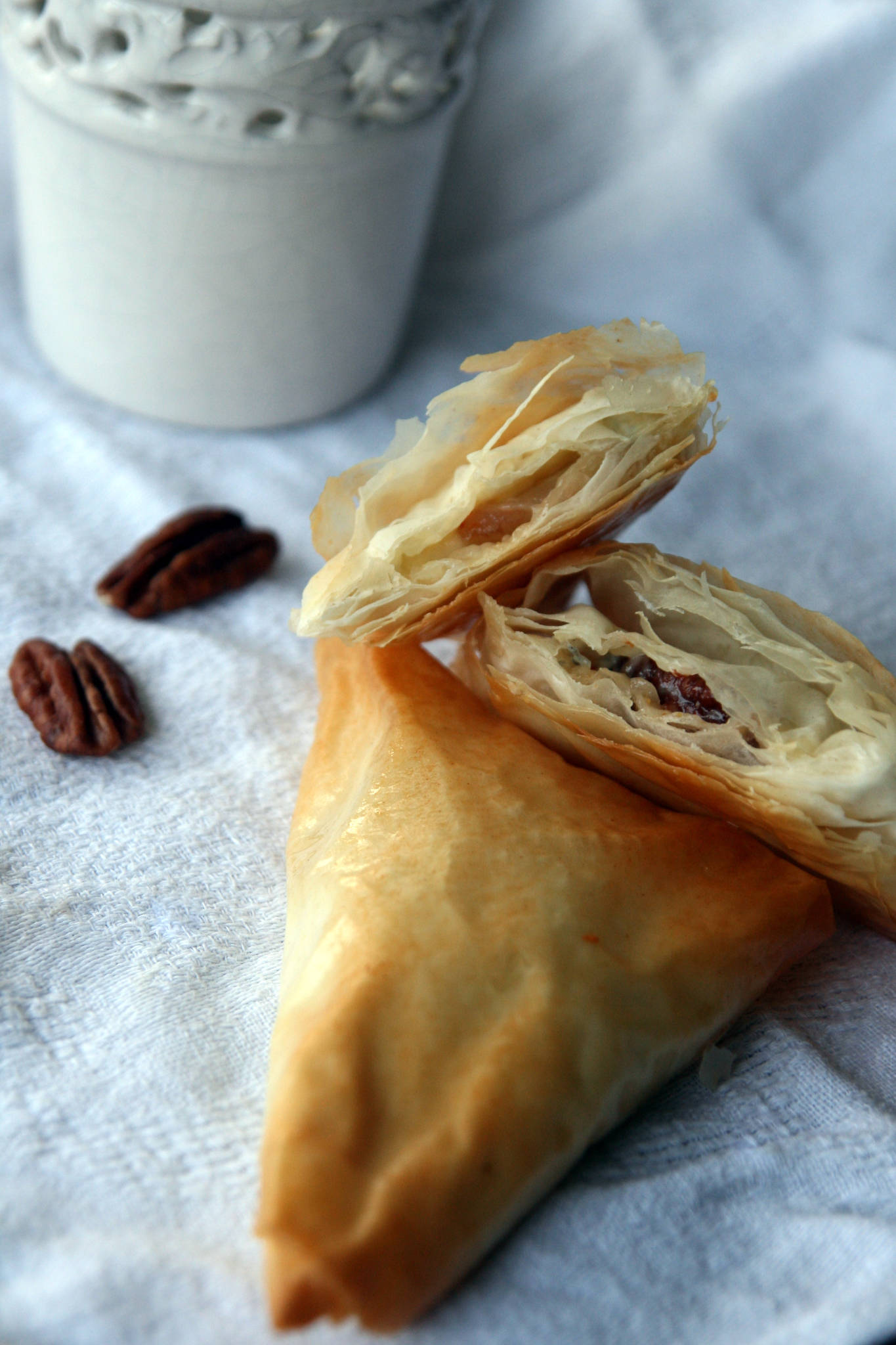 Triangle de filo au chèvre, miel, poire et pécan