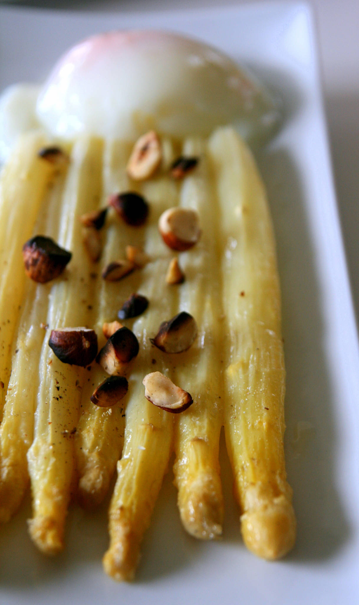 Asperges et œuf parfait, noisettes torréfiées