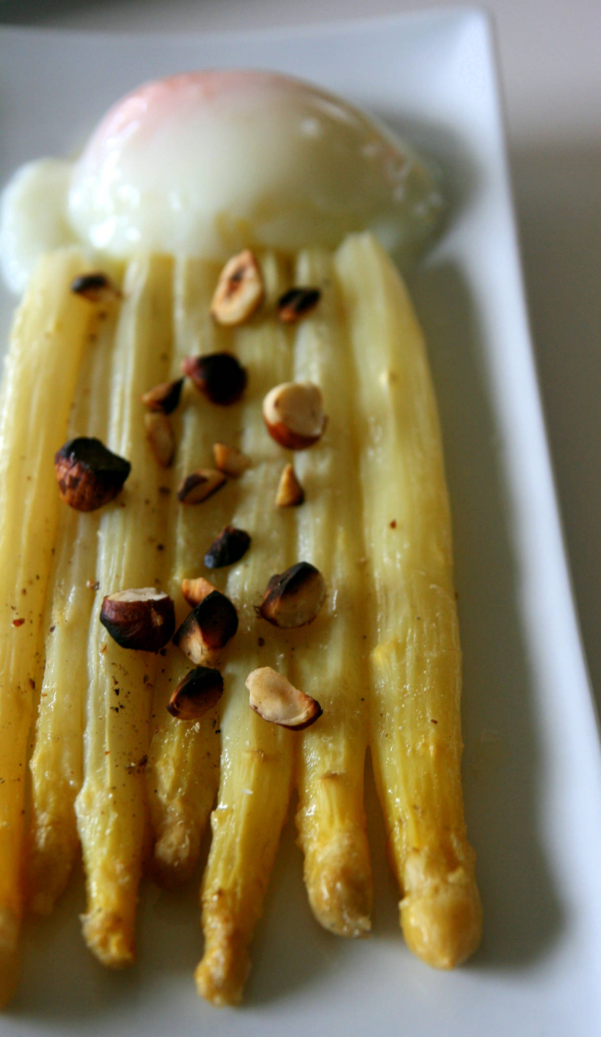 Asperges et œuf parfait, noisettes torréfiées