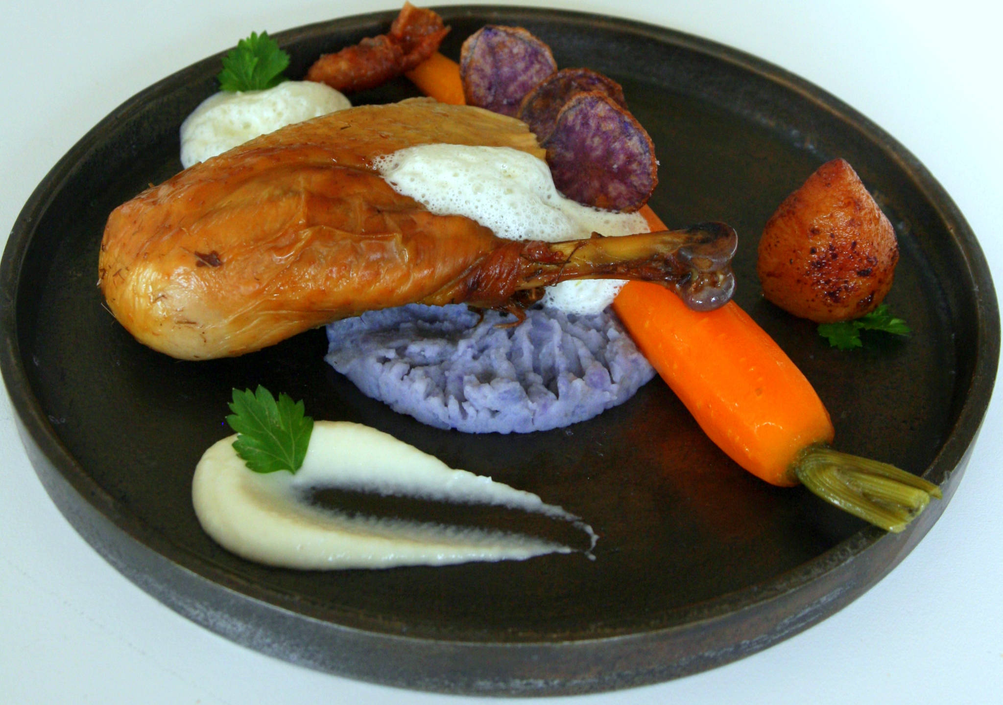 En faire tout un foin - Poulet des Landes cuit au foin et à la sauge, vitelottes en deux cuissons, carotte glacée et cerfeuil tubéreux, purée d'ail, crème infusée à la sauge