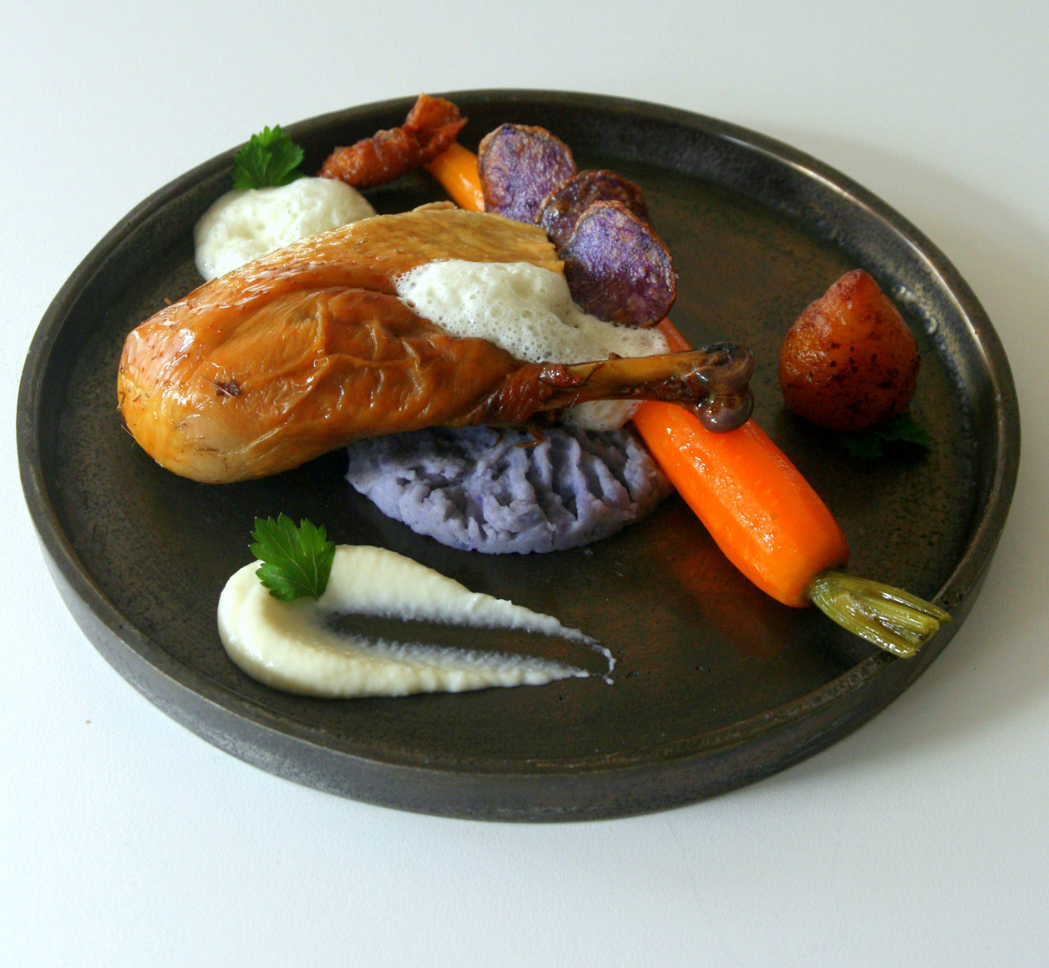 En faire tout un foin - Poulet des Landes cuit au foin et à la sauge, vitelottes en deux cuissons, carotte glacée et cerfeuil tubéreux, purée d'ail, crème infusée à la sauge