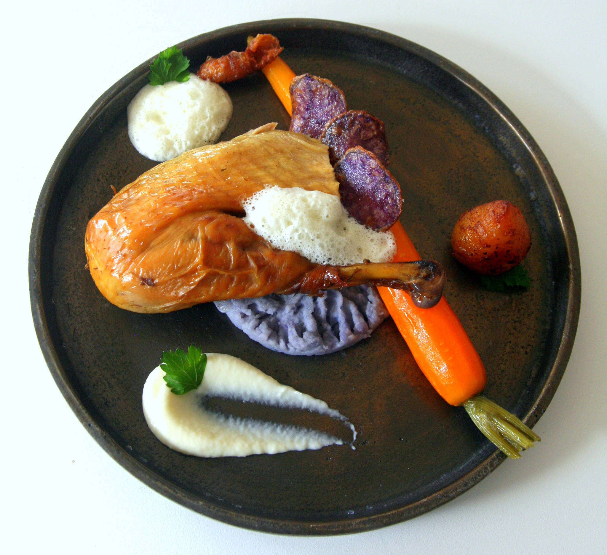 En faire tout un foin - Poulet des Landes cuit au foin et à la sauge, vitelottes en deux cuissons, carotte glacée et cerfeuil tubéreux, purée d'ail, crème infusée à la sauge