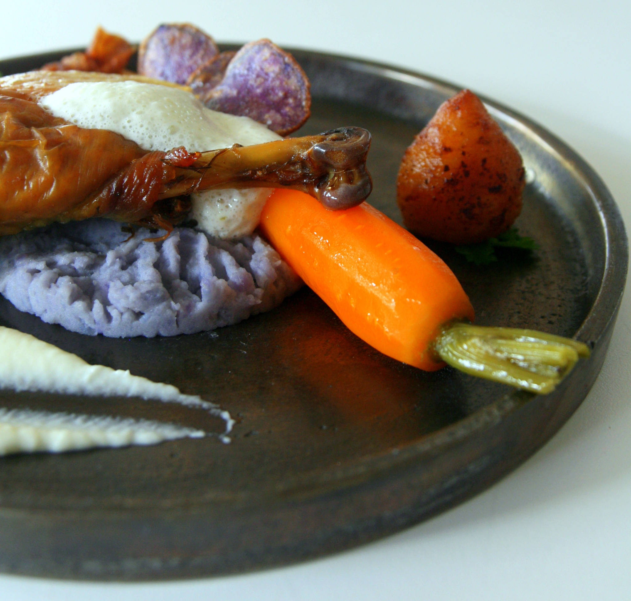 En faire tout un foin - Poulet des Landes cuit au foin et à la sauge, vitelottes en deux cuissons, carotte glacée et cerfeuil tubéreux, purée d'ail, crème infusée à la sauge