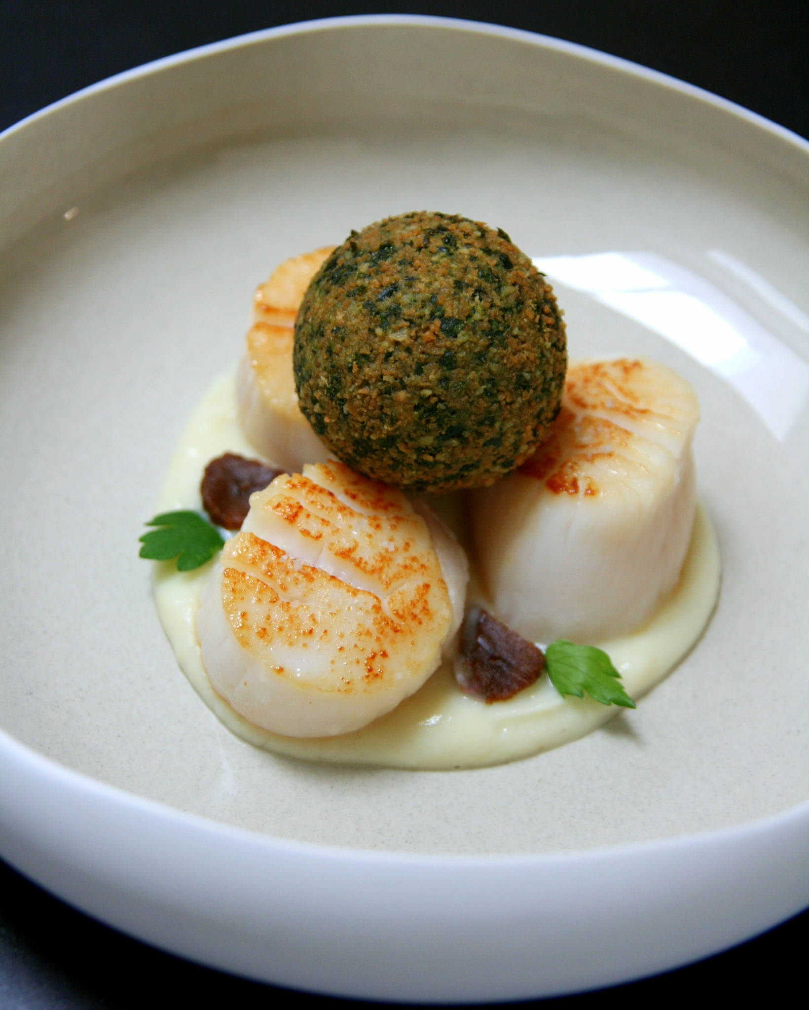 Saint-Jacques snackées, purée d'ail, cromesqui d'herbes au gomasio, ail noir