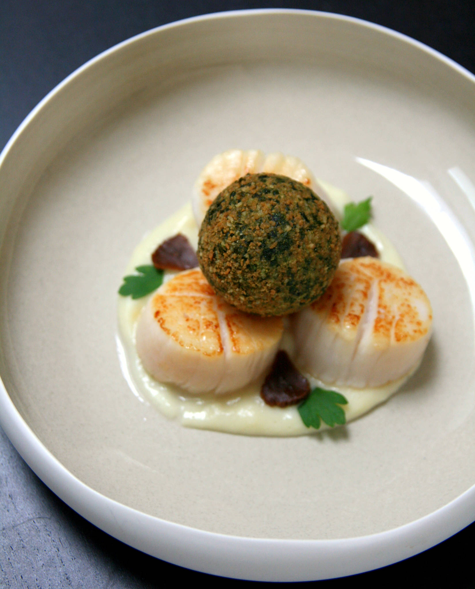 Saint-Jacques snackées, purée d'ail, cromesqui d'herbes au gomasio, ail noir