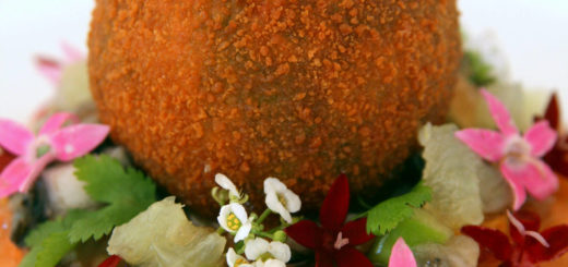 Trouver la perle - Cromesqui de moule à la coriandre sur un tartare d'huîtres et de moules, gelée de pomme à la rose