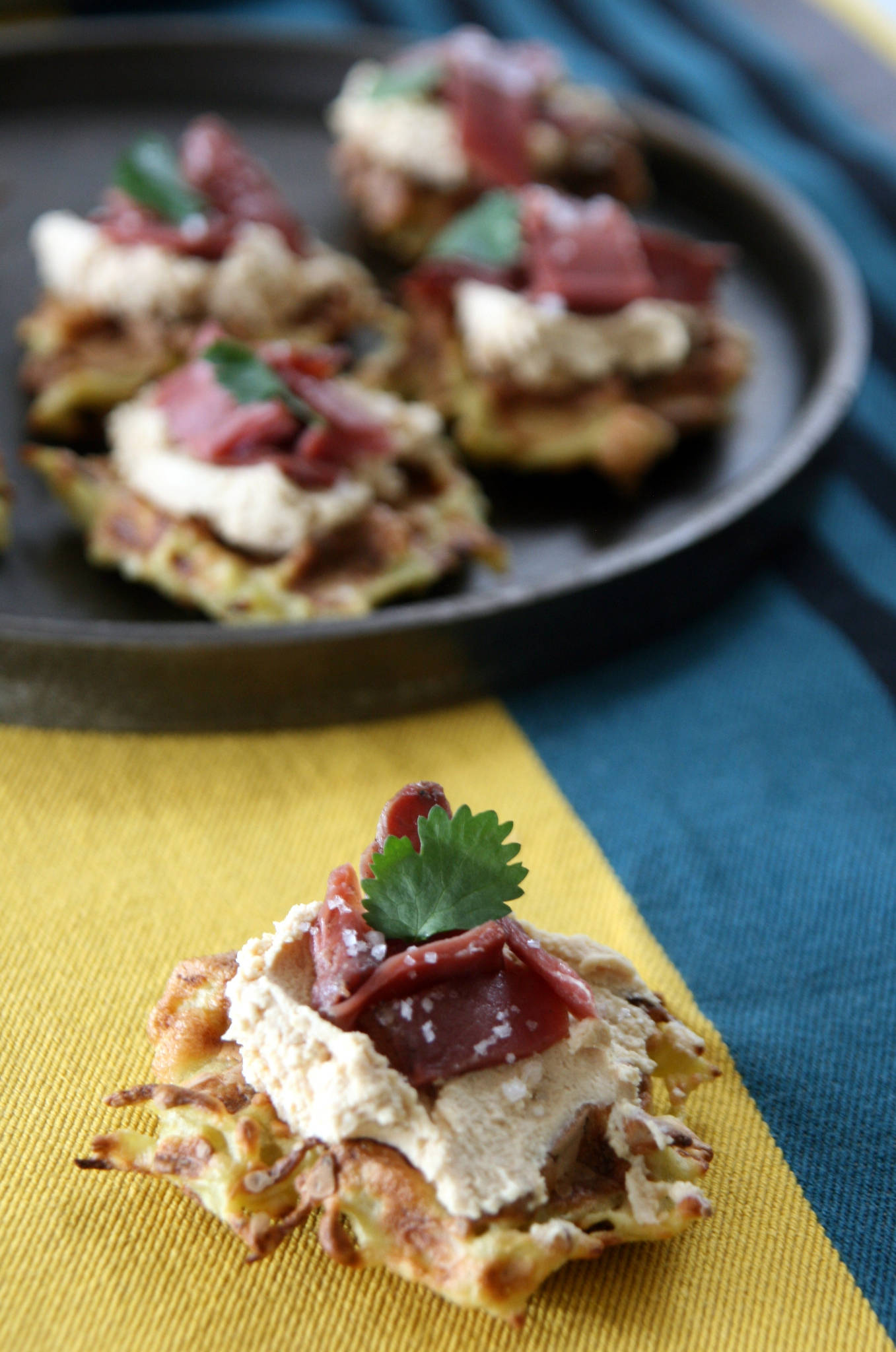 Mini-gaufres de pommes de terre, foie gras et magret fumé