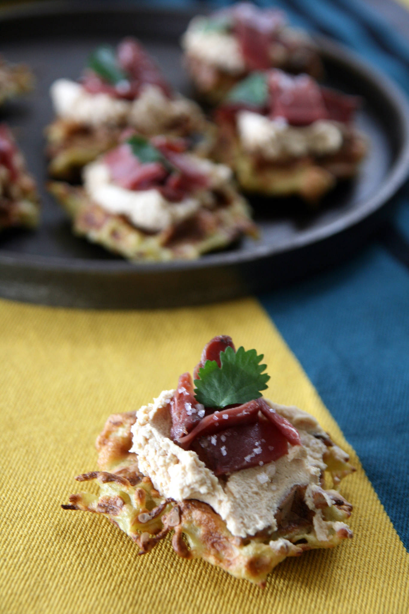 Mini-gaufres de pommes de terre, foie gras et magret fumé