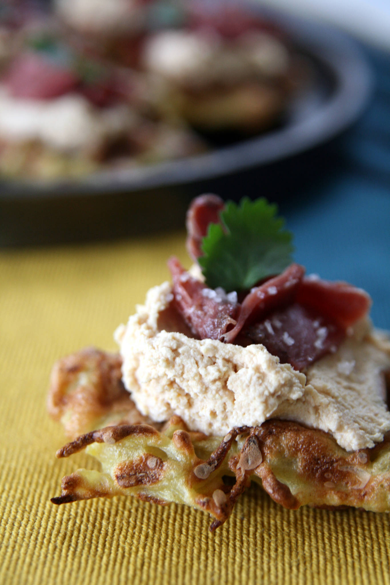 Mini-gaufres de pommes de terre, foie gras et magret fumé