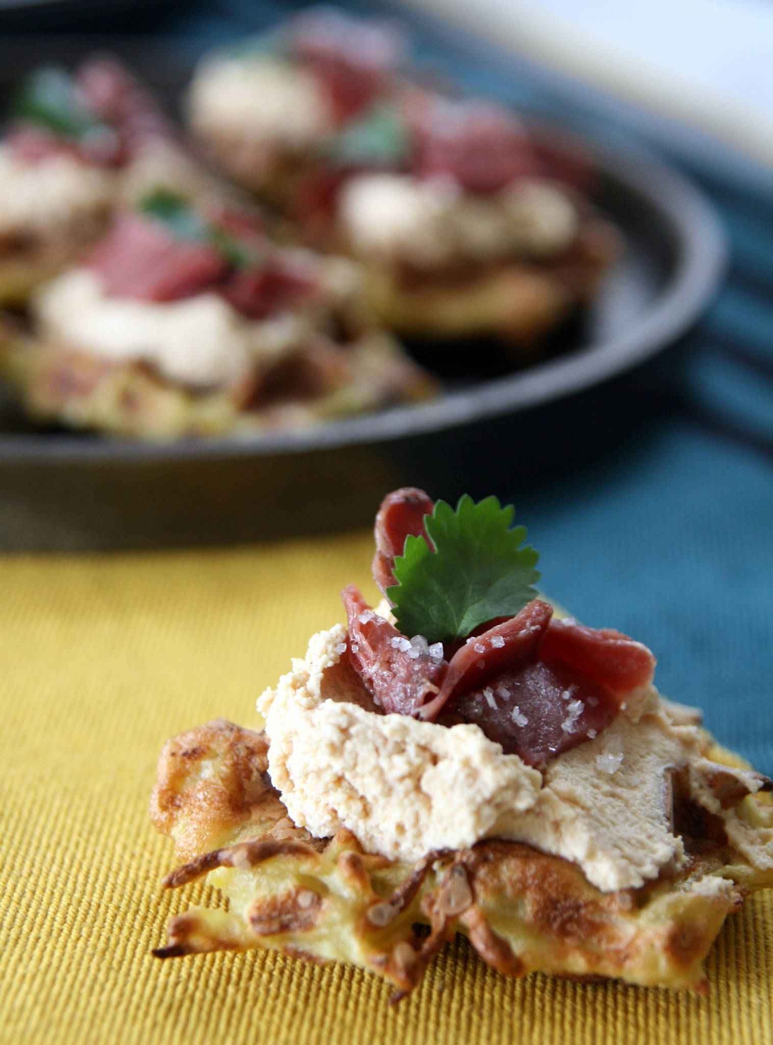 Mini-gaufres de pommes de terre, foie gras et magret fumé