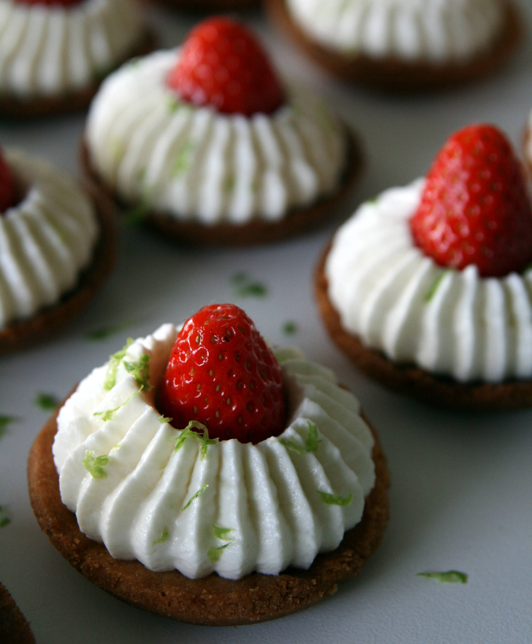 Mini-tartelettes aux fraises, confit de fraises, chantilly mascarpone à la verveine