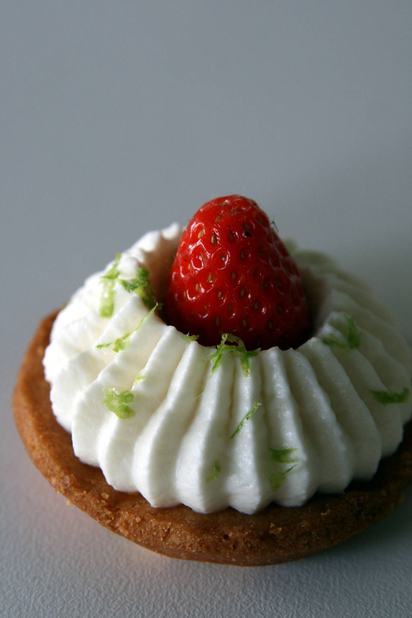 Mini-tartelettes aux fraises, confit de fraises, chantilly mascarpone à la verveine