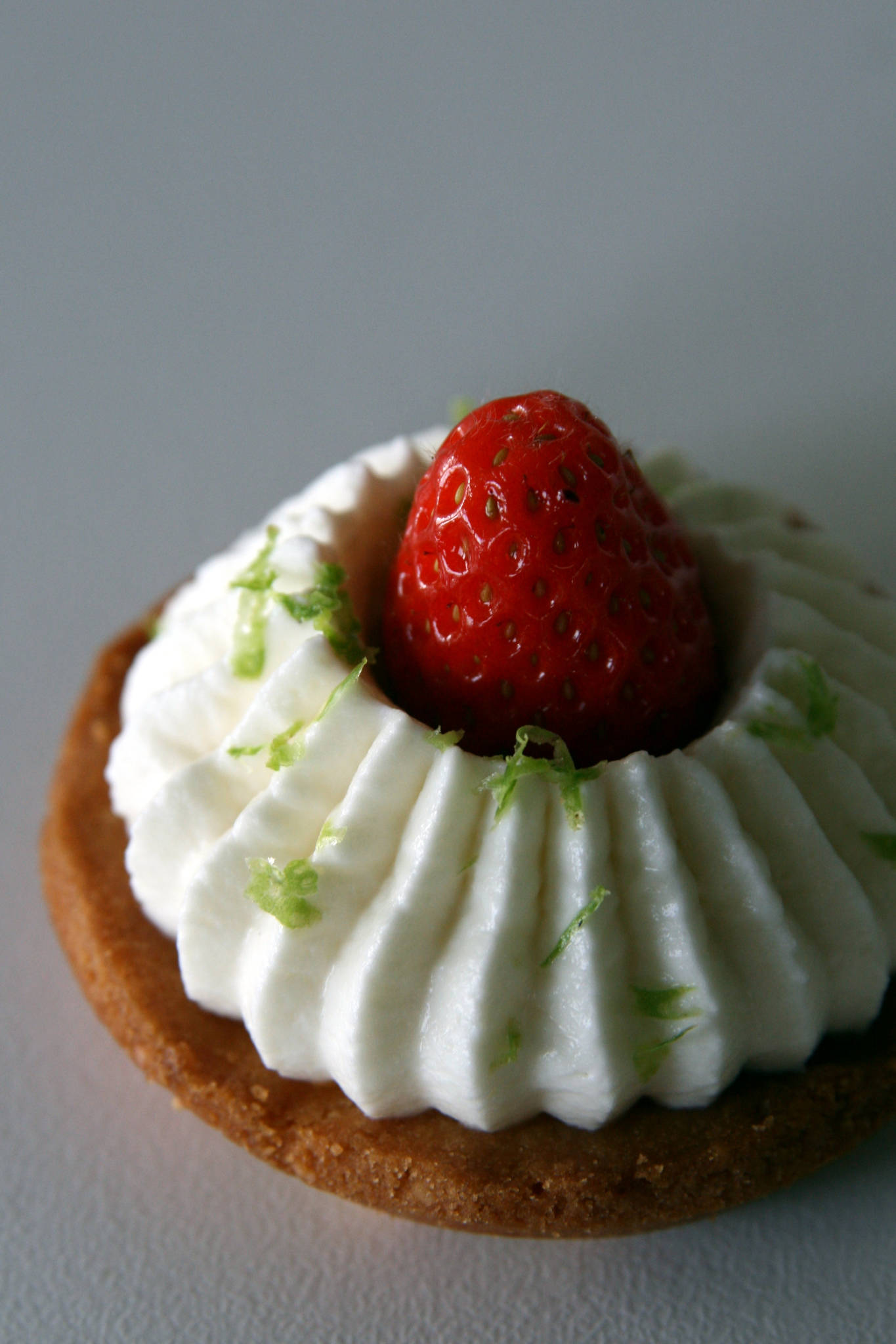 Mini-tartelettes aux fraises, confit de fraises, chantilly mascarpone à la verveine