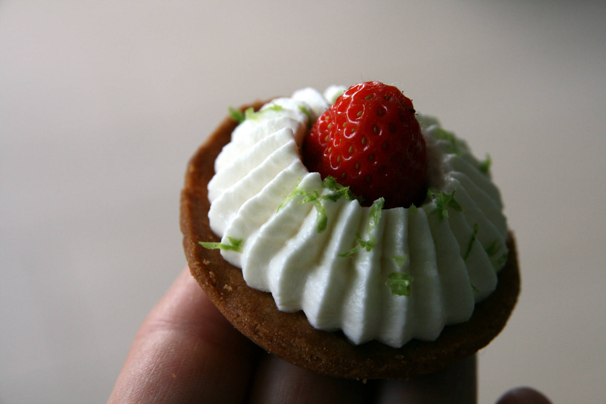 Mini-tartelettes aux fraises, confit de fraises, chantilly mascarpone à la verveine
