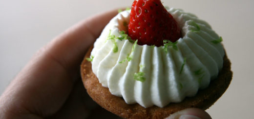 Mini-tartelettes aux fraises, confit de fraises, chantilly mascarpone à la verveine