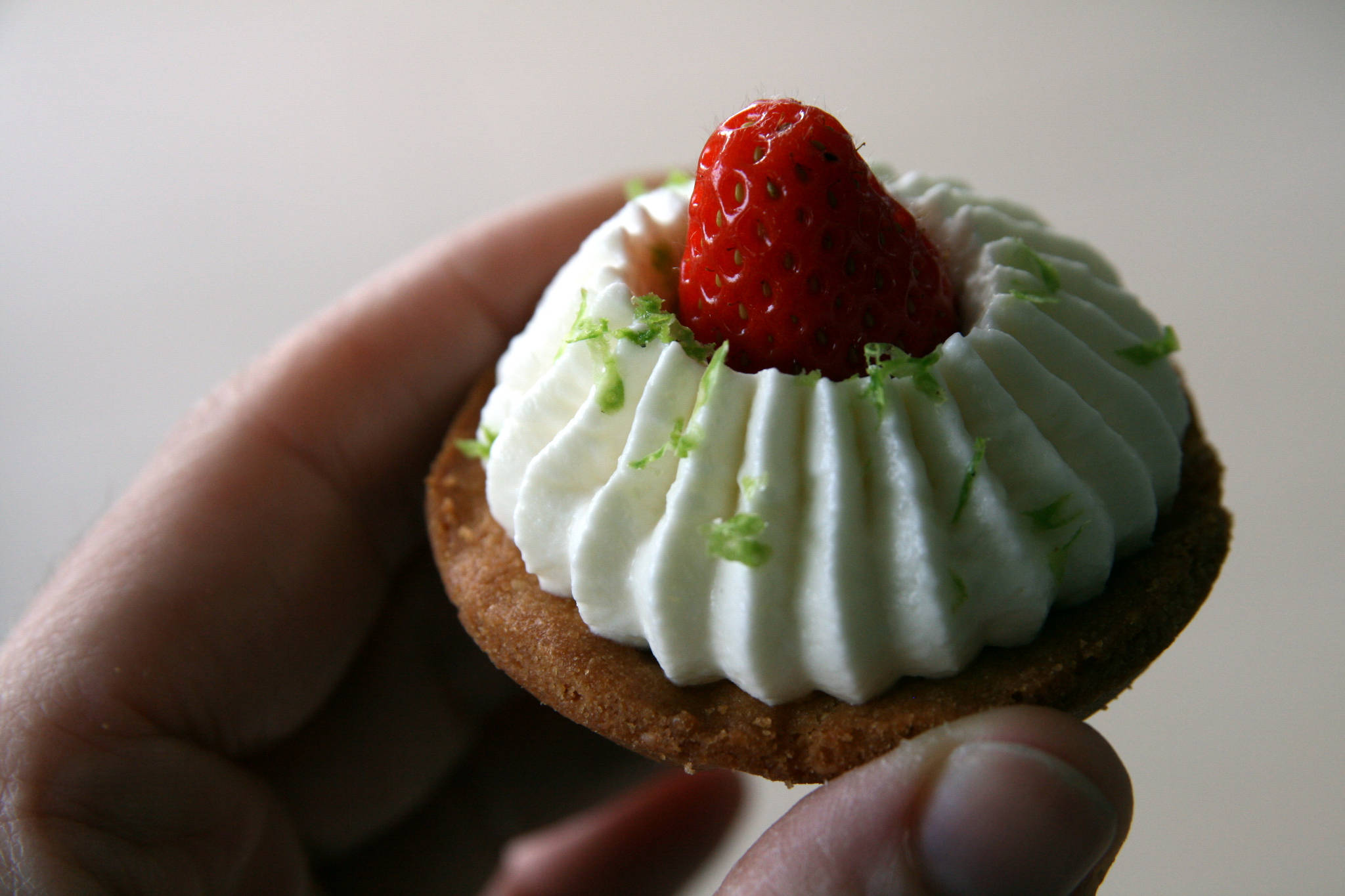 Mini-tartelettes aux fraises, confit de fraises, chantilly mascarpone à la verveine