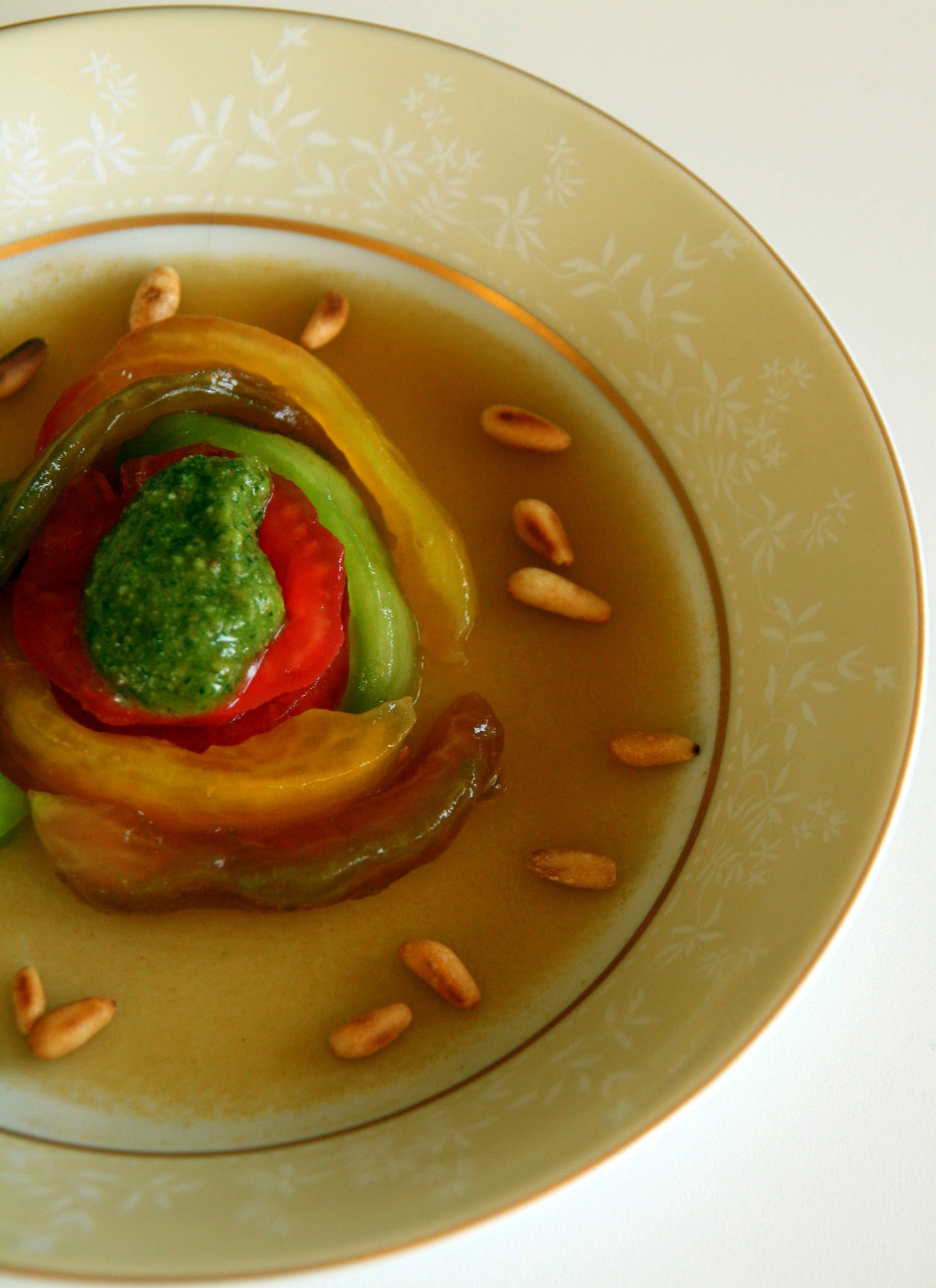 Salade de tomates multicolores, gelée d'eau de tomates, pesto basilic