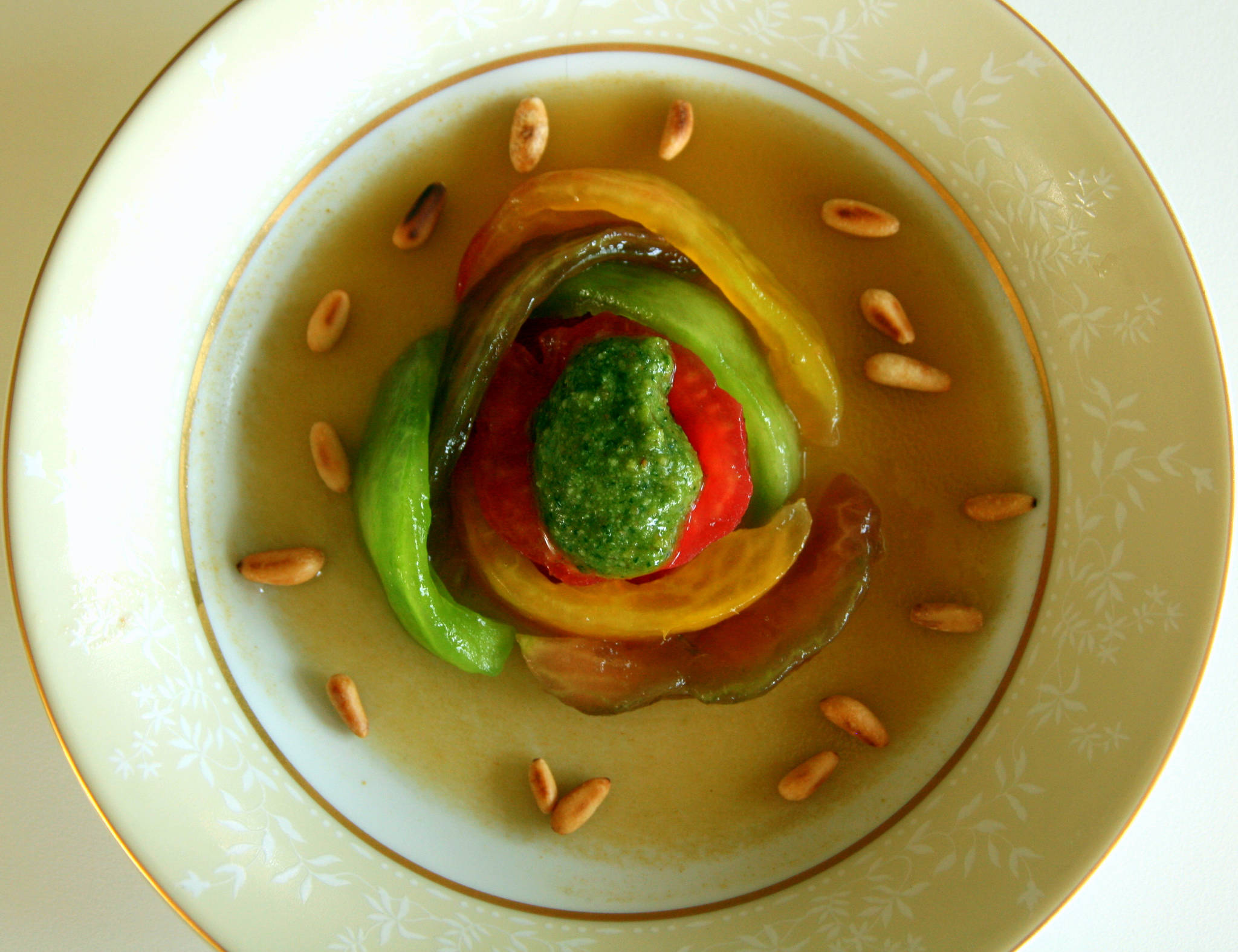 Salade de tomates multicolores, gelée d'eau de tomates, pesto basilic