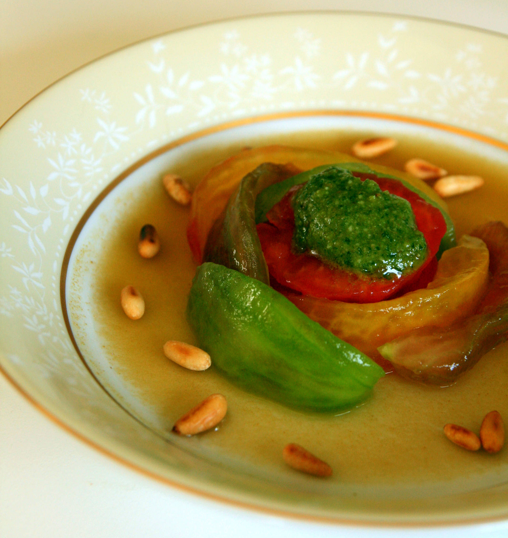 Salade de tomates multicolores, gelée d'eau de tomates, pesto basilic