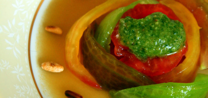 Salade de tomates multicolores, gelée d'eau de tomates, pesto basilic